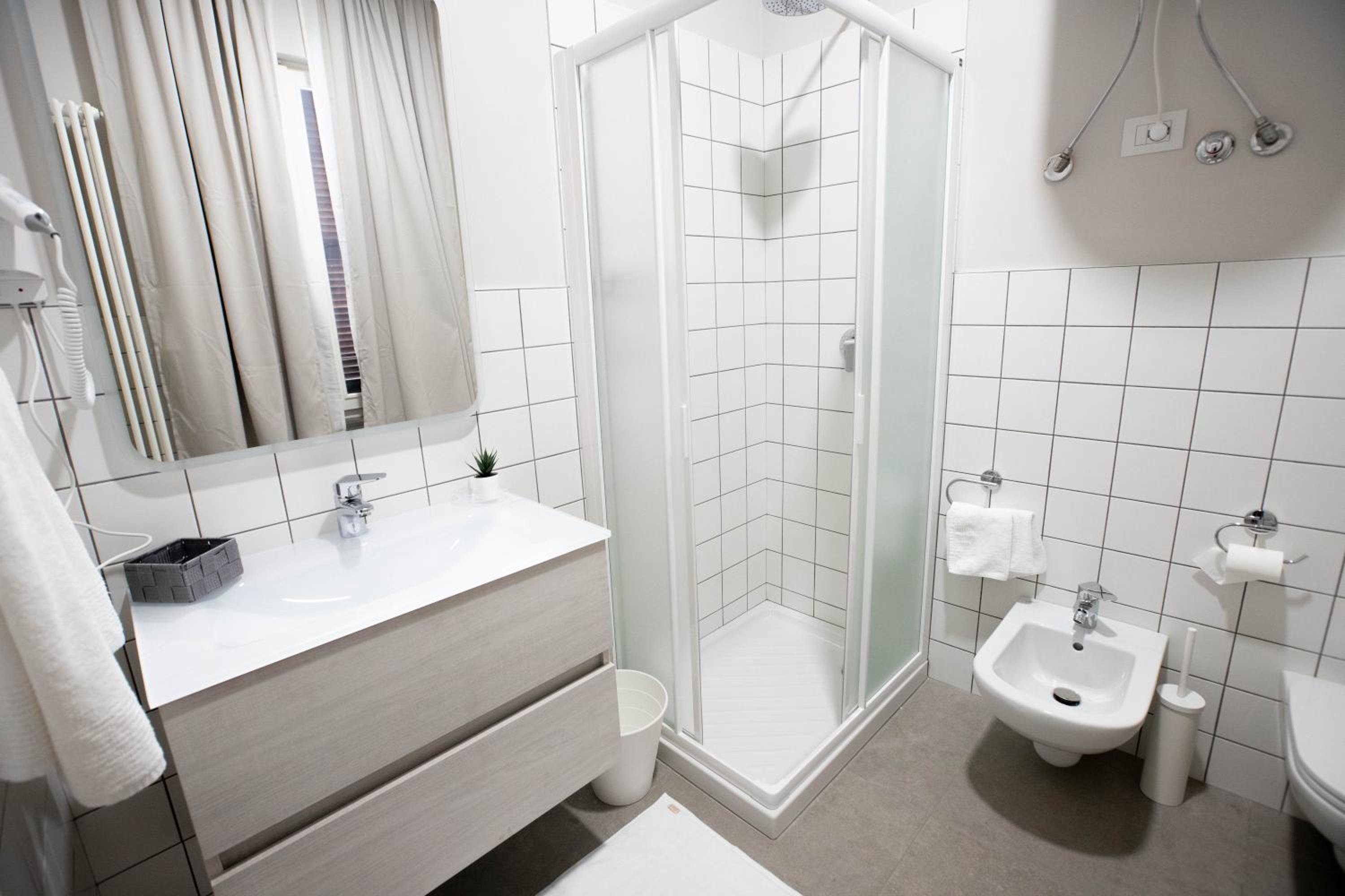 Double Room with Private Bathroom - Photo 25