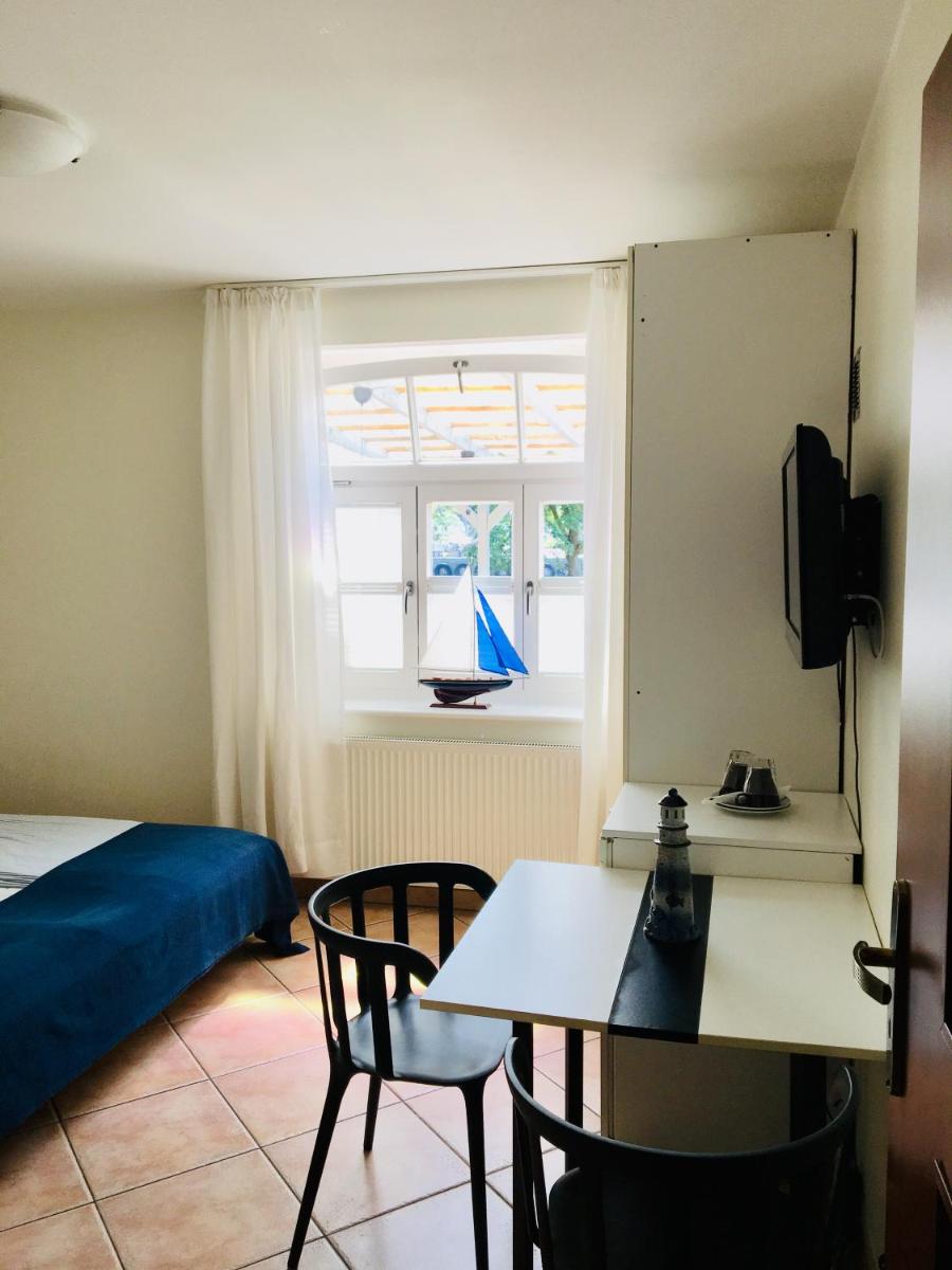 Double Room with Bathroom - Photo 6