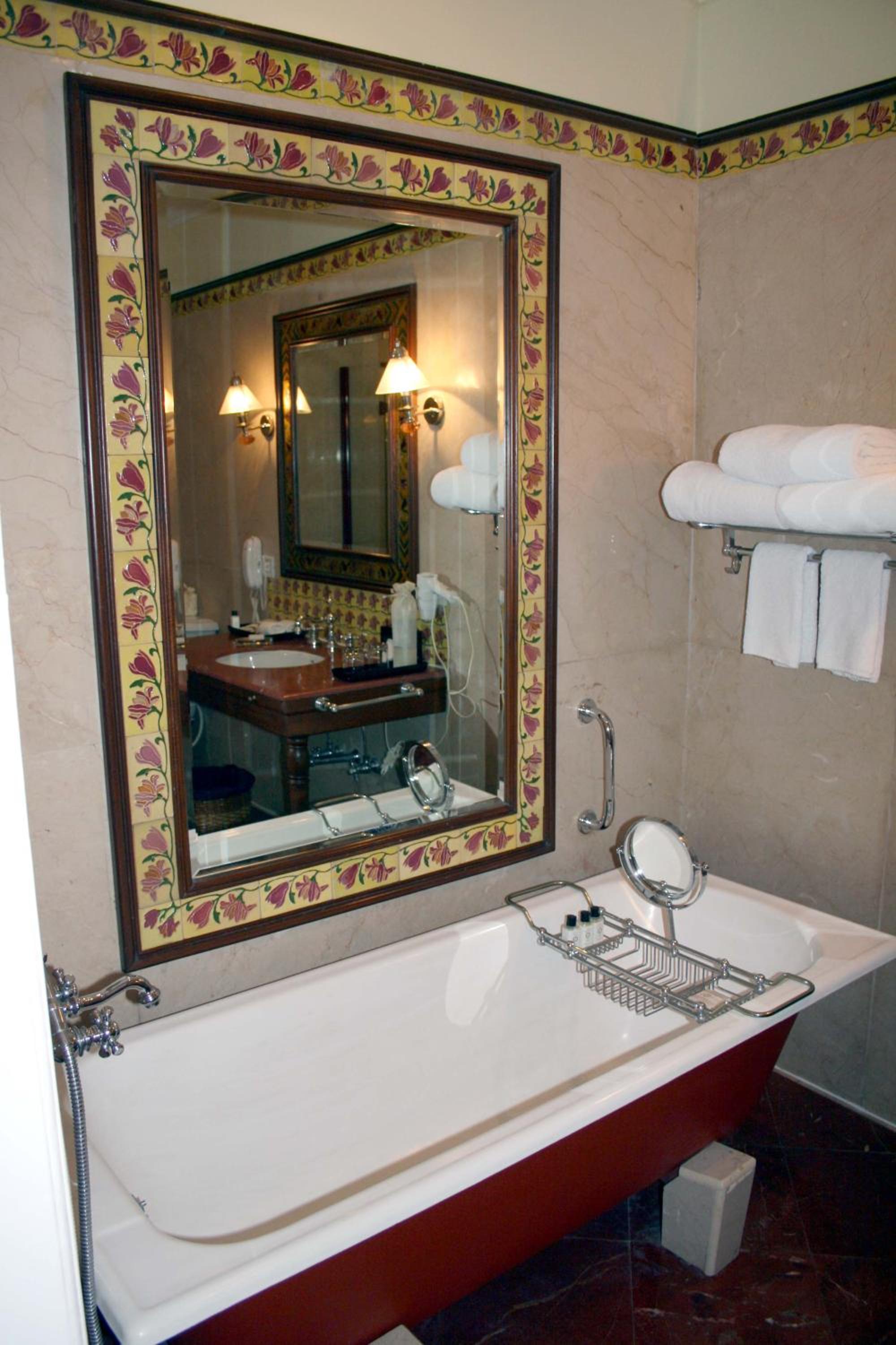 Deluxe Palace Suite- Free WiFi - Photo 3