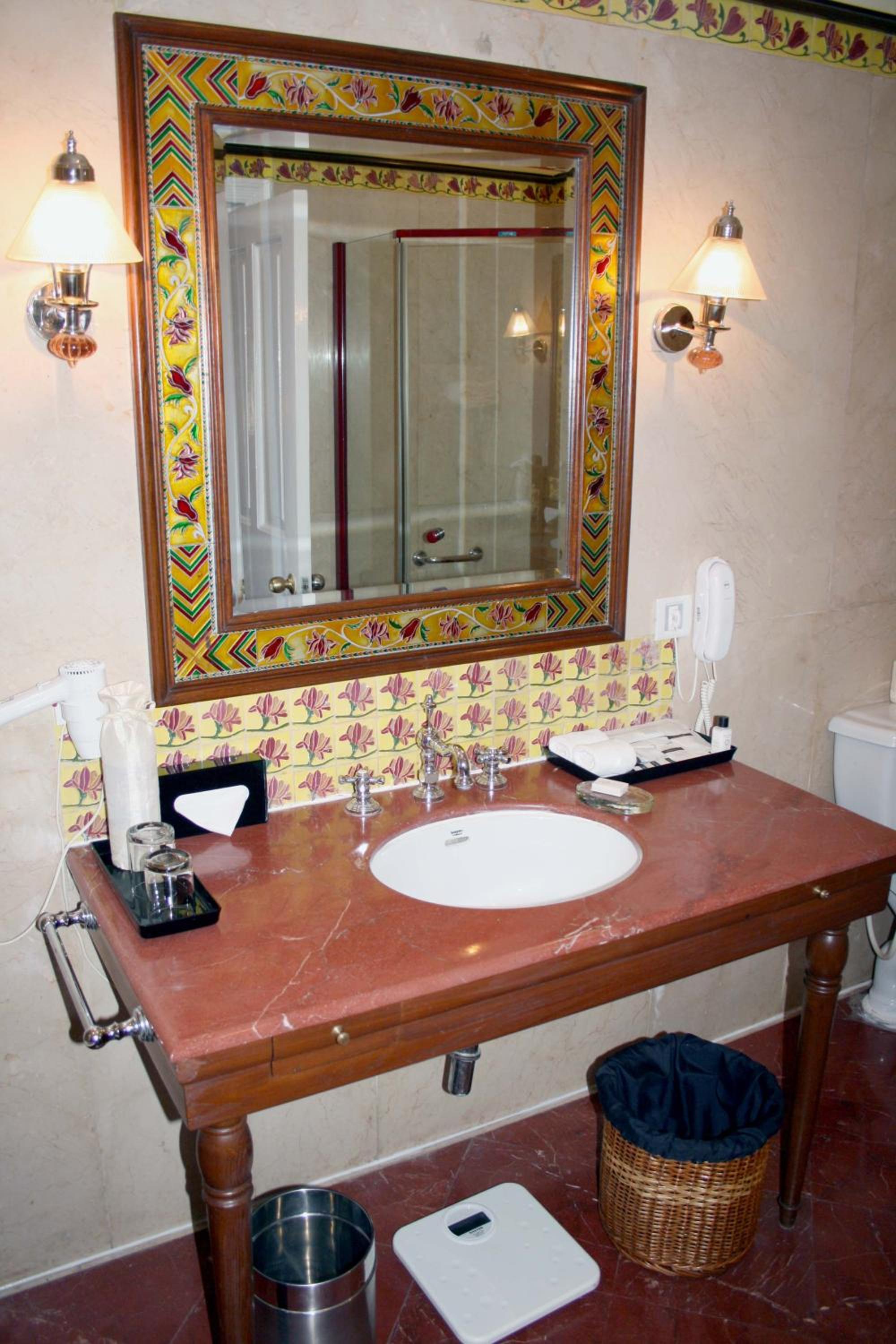 Deluxe Palace Suite- Free WiFi - Photo 4