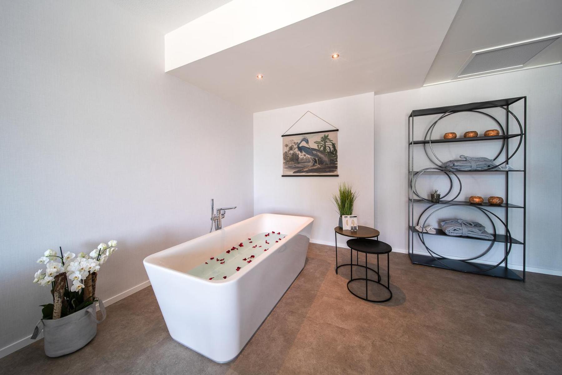 Suite with Balcony - Photo 4