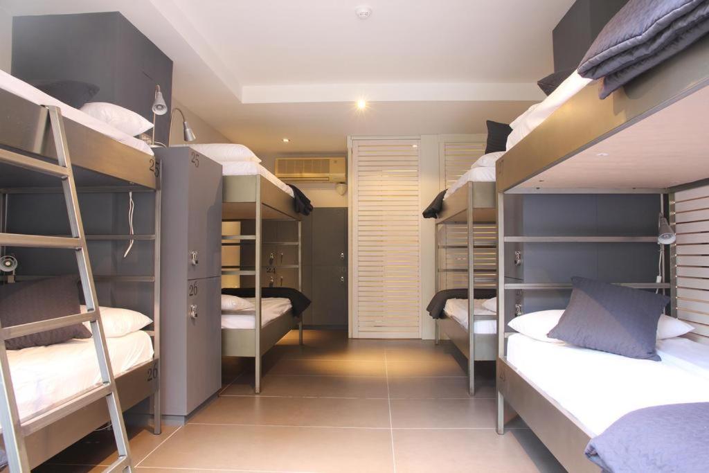 Cama individual en habitación compartida de 16 camas para hombres.