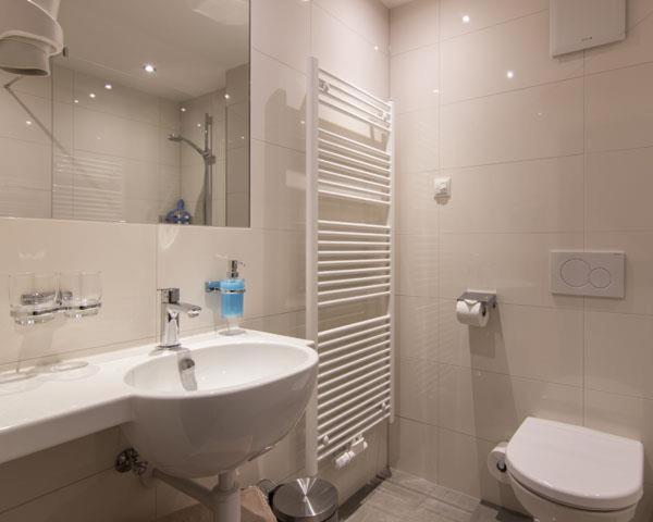 One-Bedroom Apartment with Shower photo 2