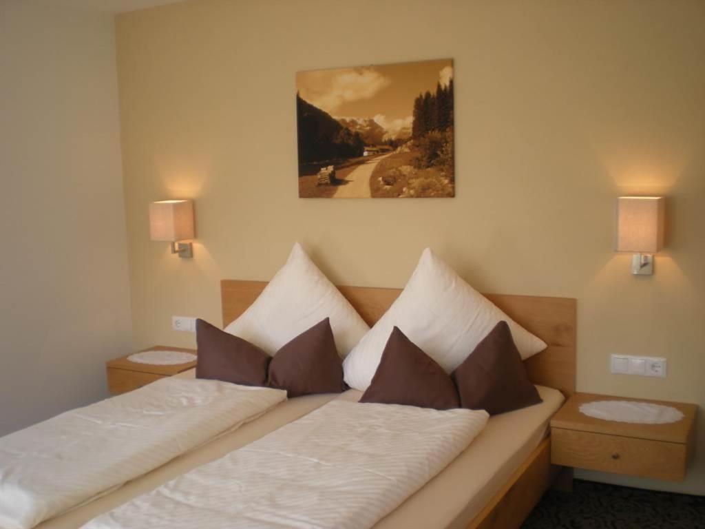 Two-Bedroom Apartment with Shower  photo 2