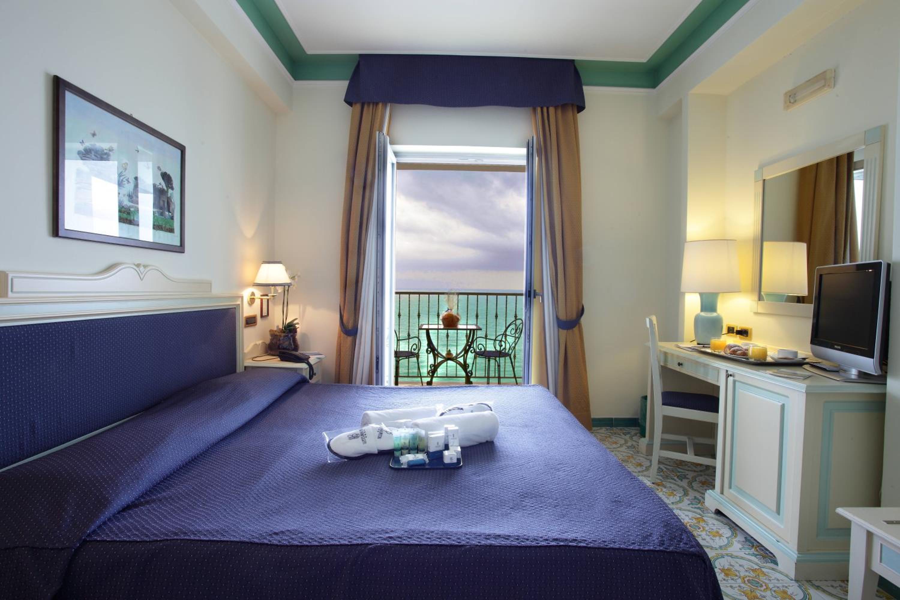 Double Room with Sea View - Photo 6