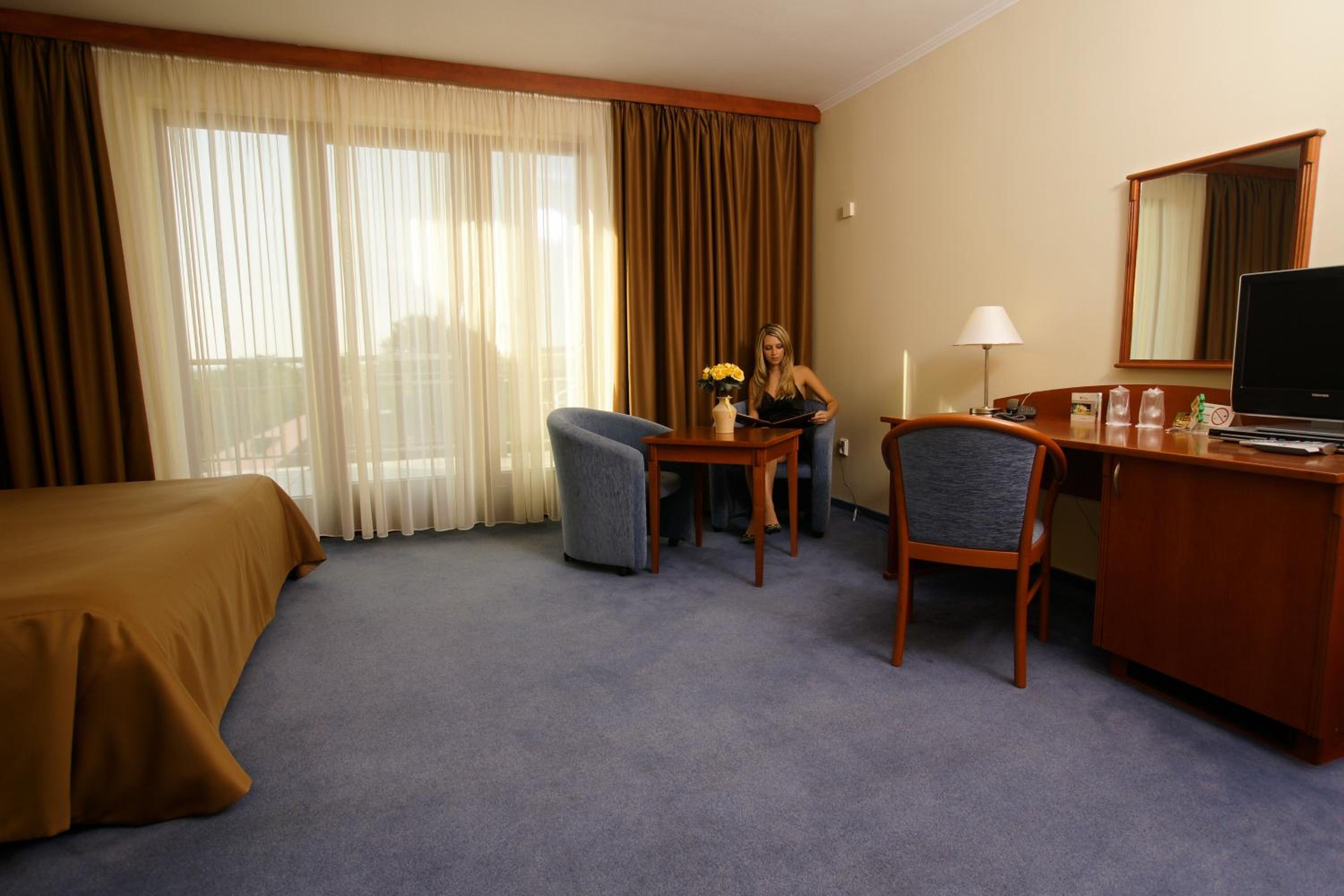 Double or Twin Room - Photo 11