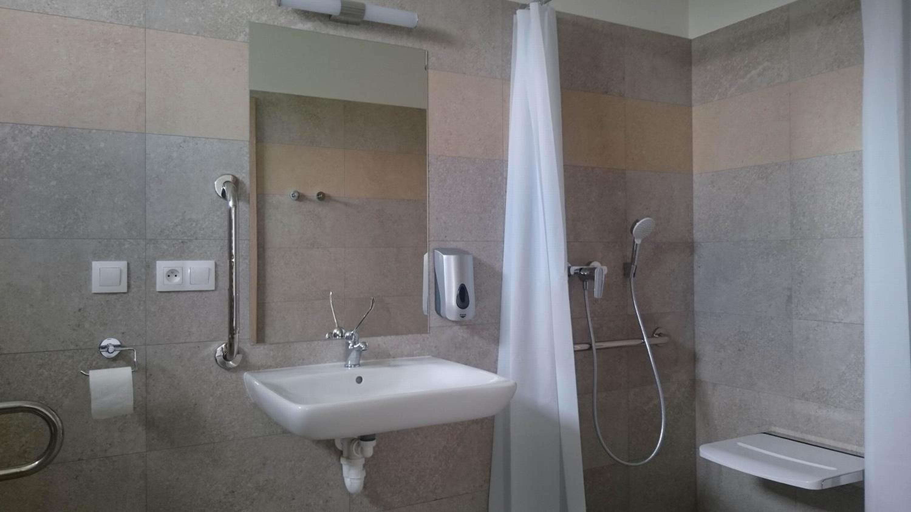 Double or Twin Room - Disability Access photo 3