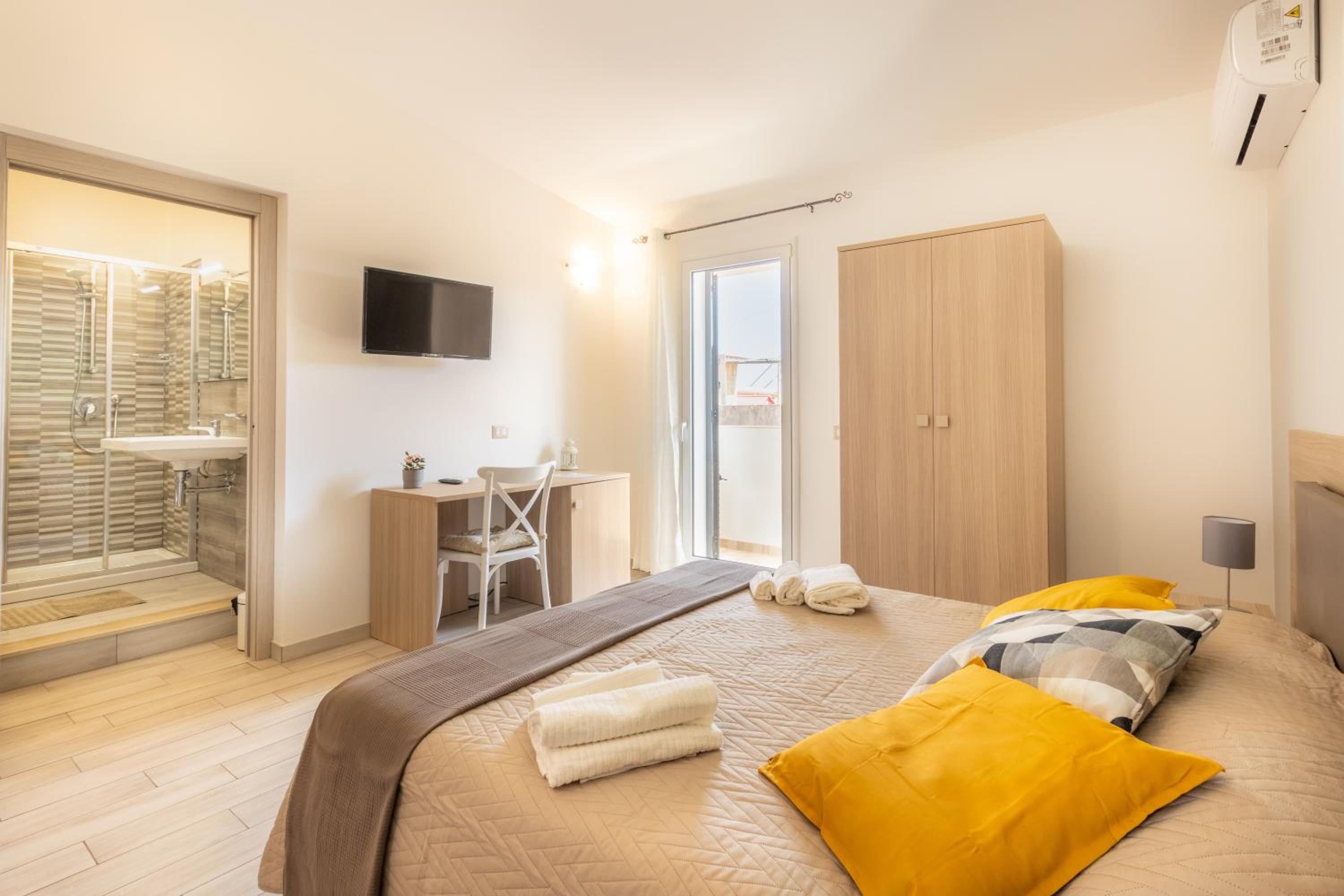 Triple Room with Private Bathroom - Photo 25