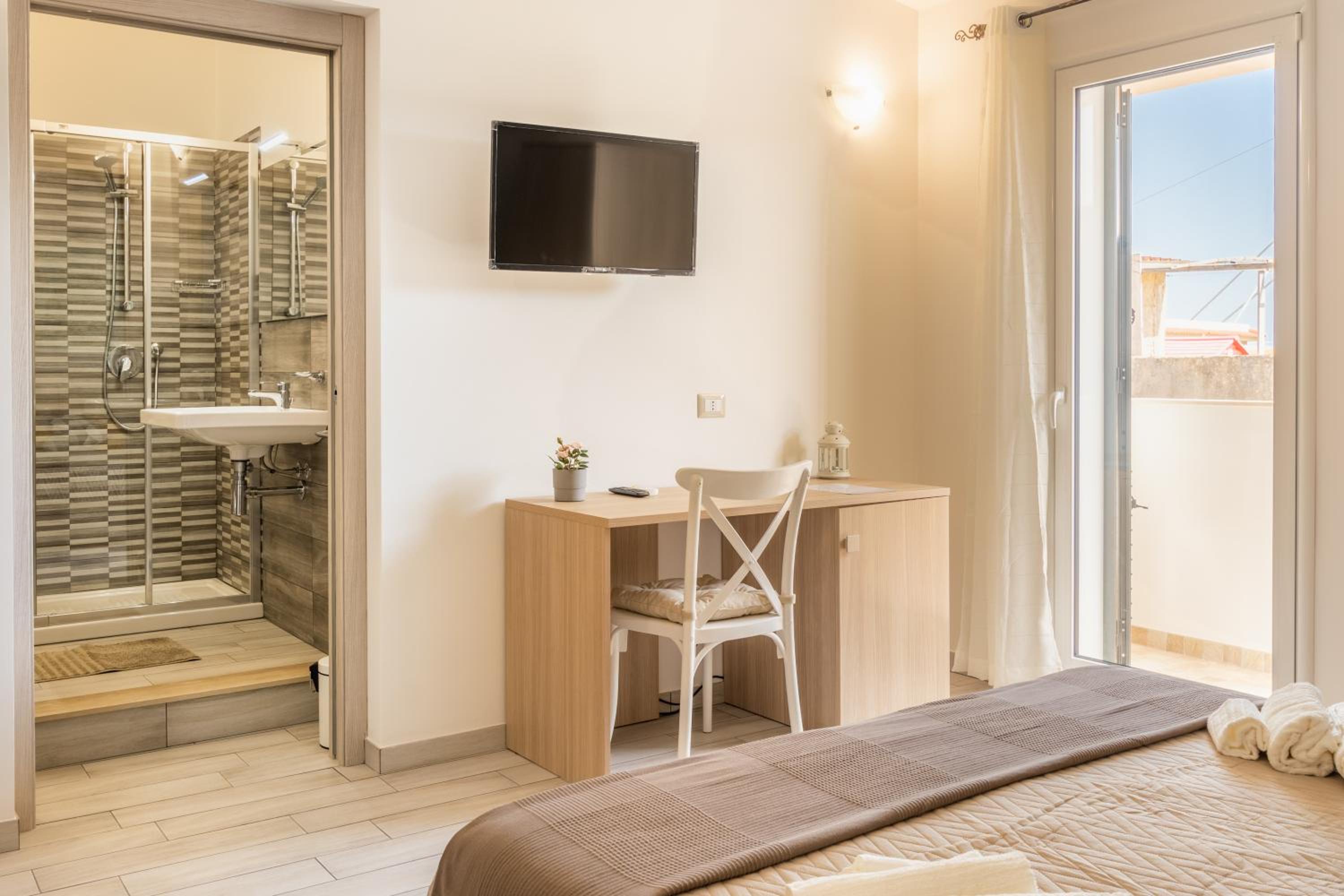 Triple Room with Private Bathroom - Photo 26
