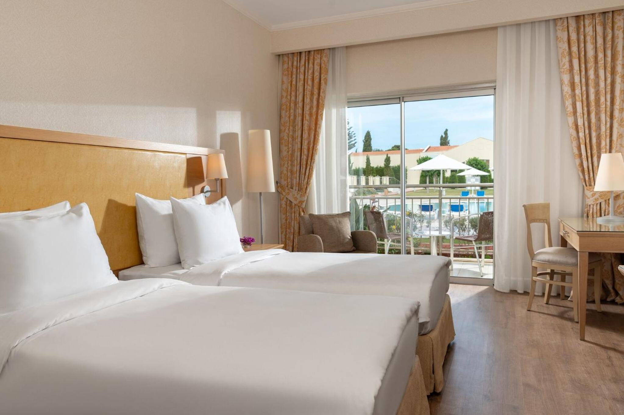 Premium Room with Balcony and Pool View - Photo 7