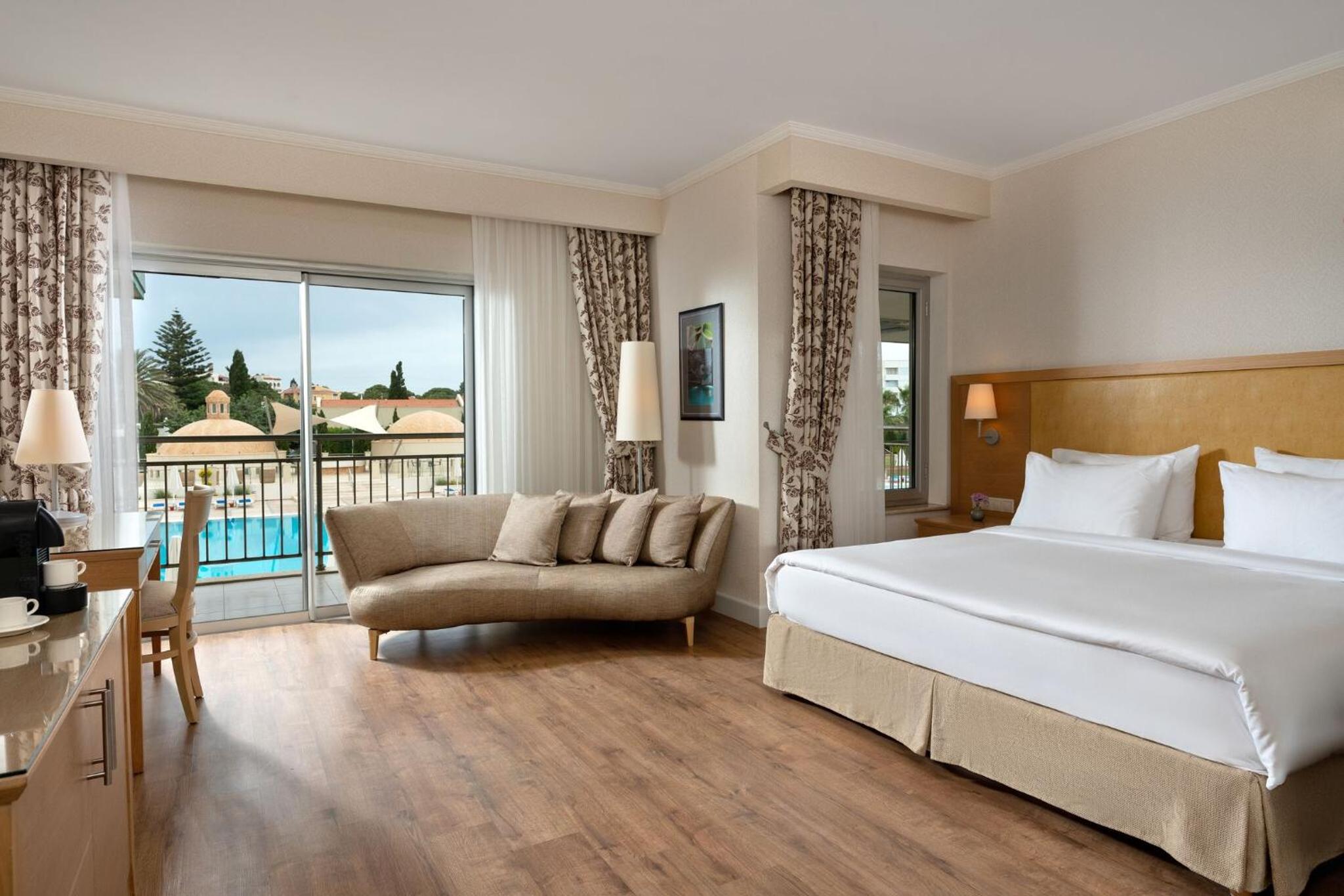 Junior Suite with Balcony and Pool View - Photo 5