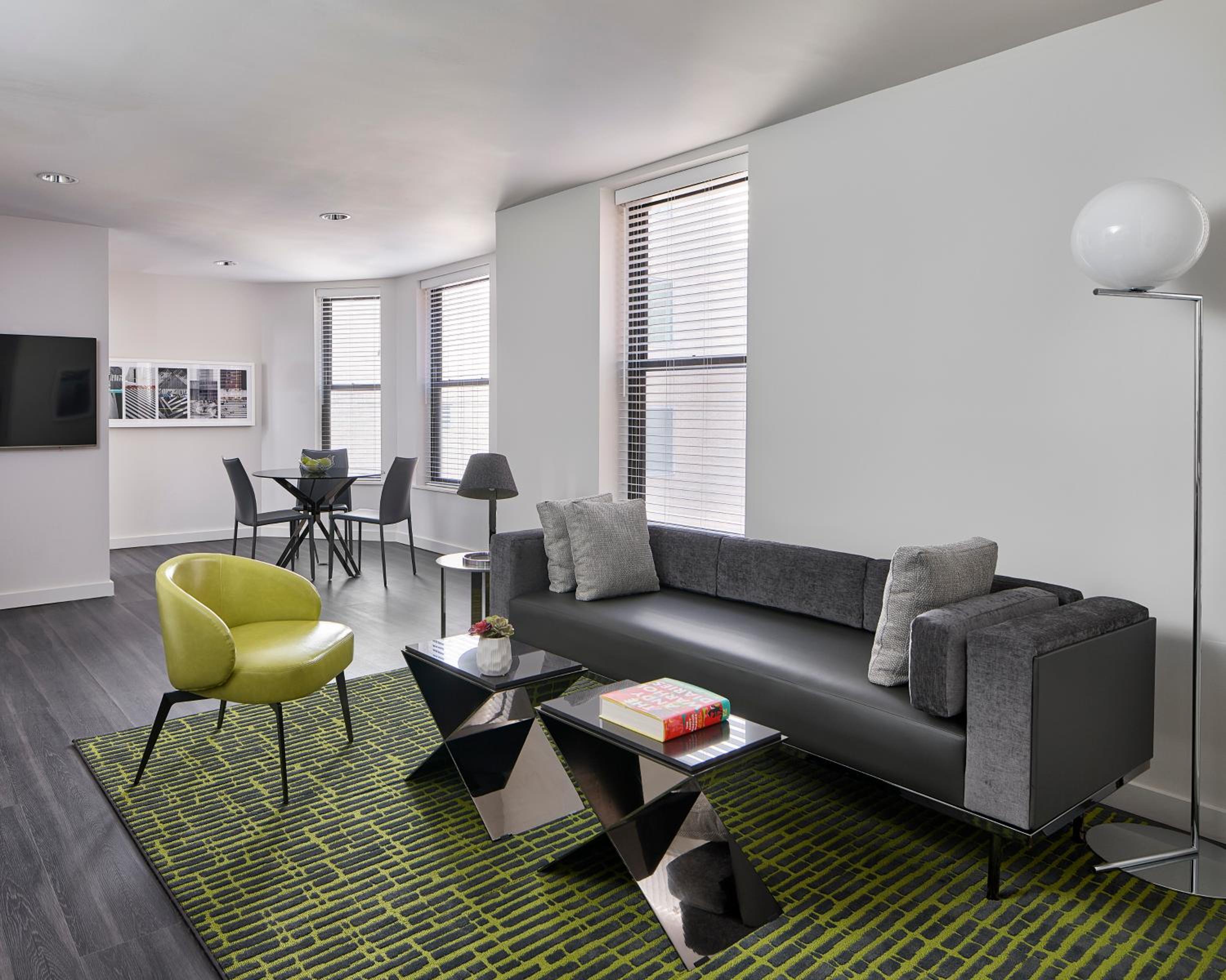 One Bedroom Premium Suite with Den photo 2