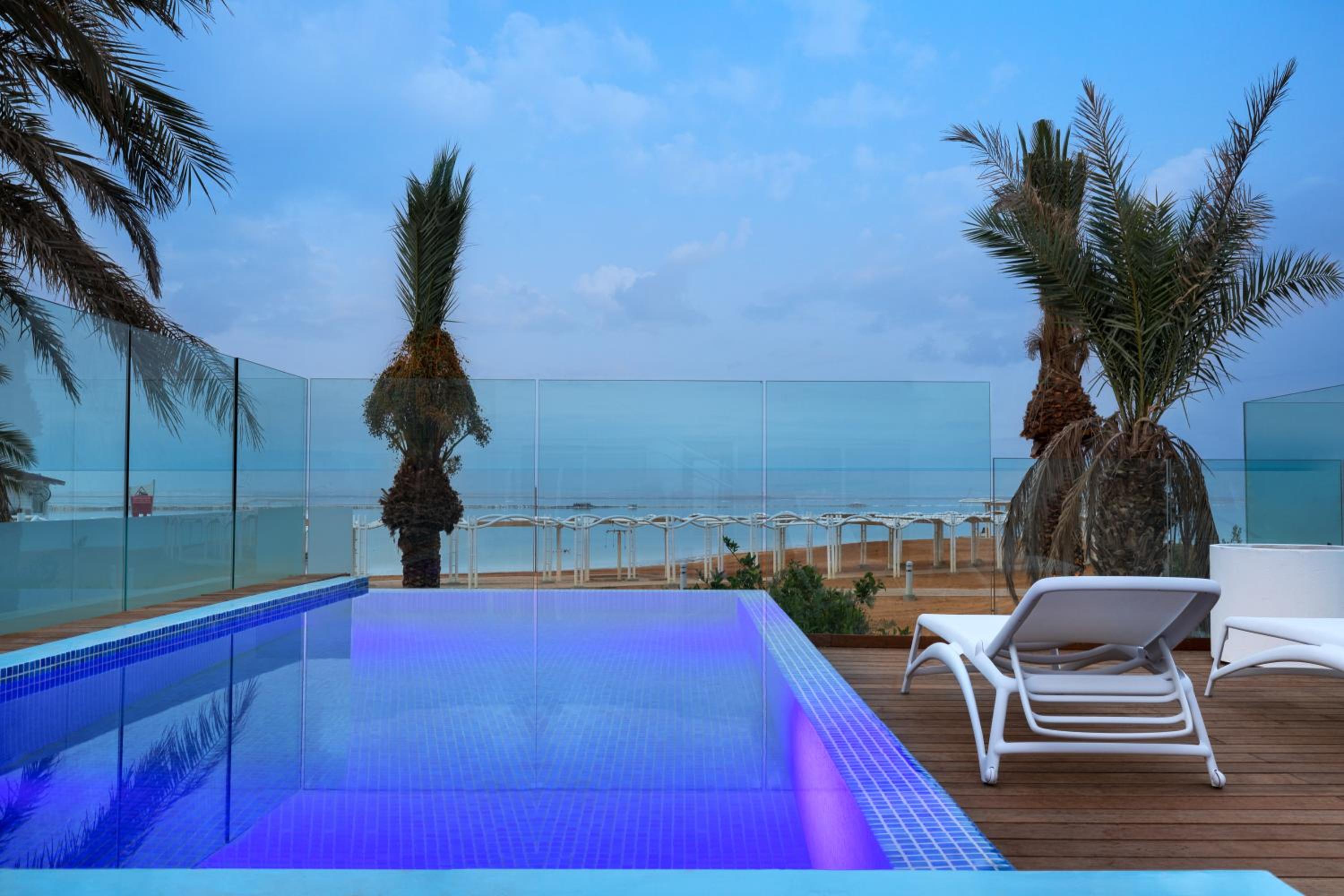 Premium Double Room with Pool - Photo 3