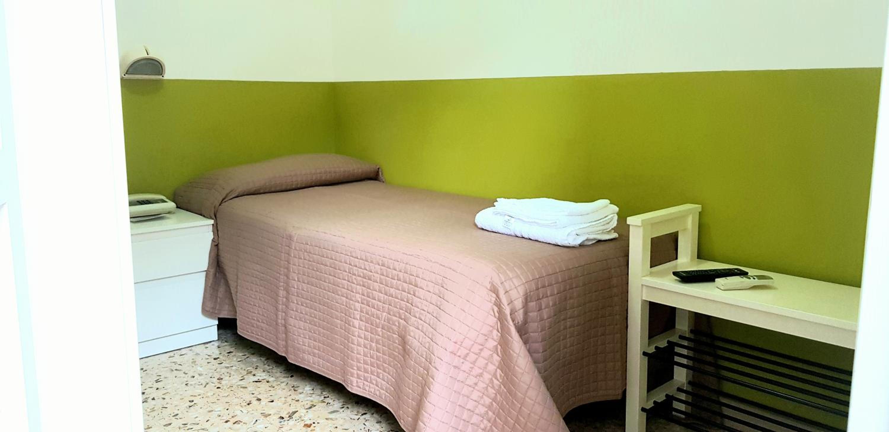Single Room with Bathroom photo 2