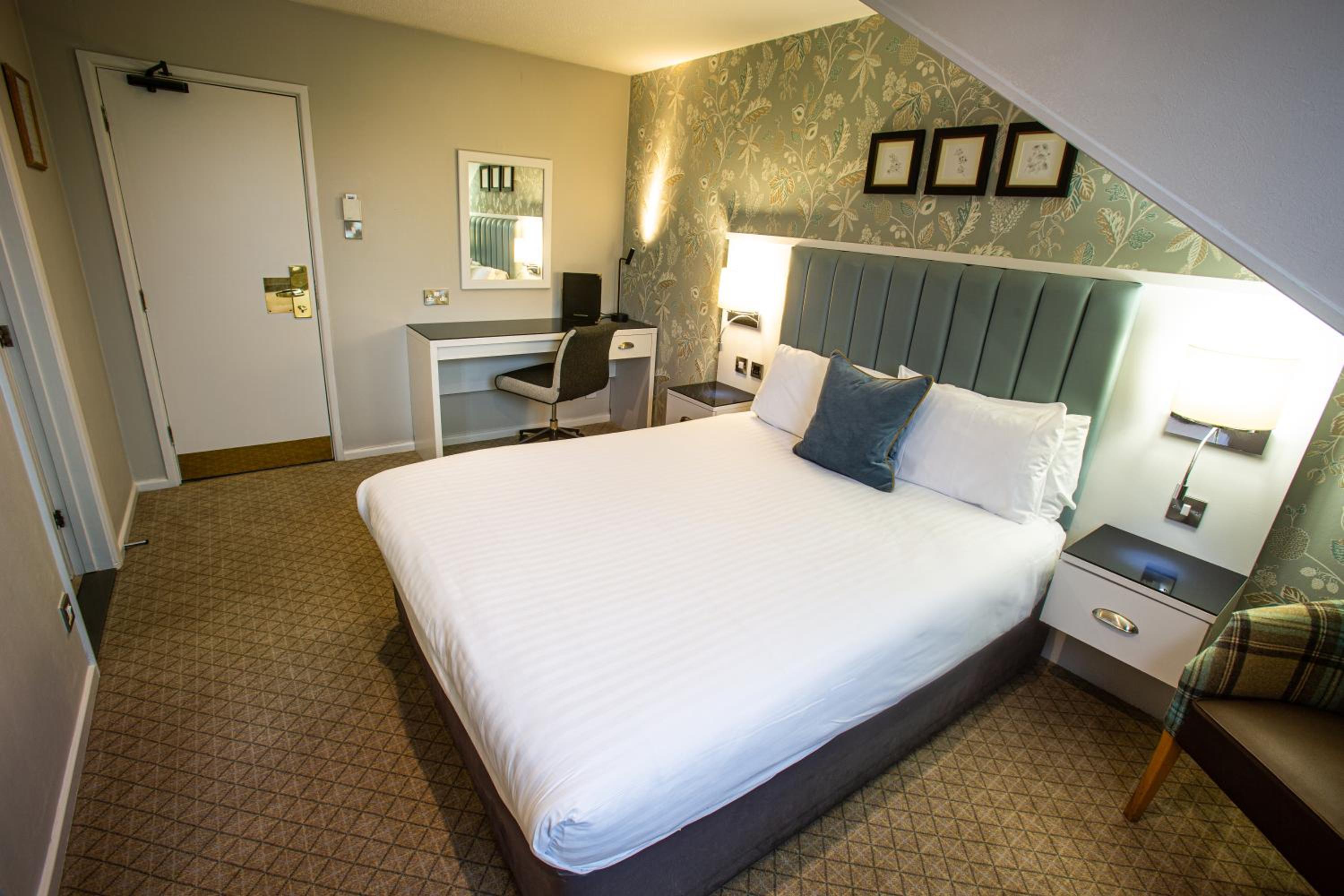 Standard Double or Twin Room - Photo 8