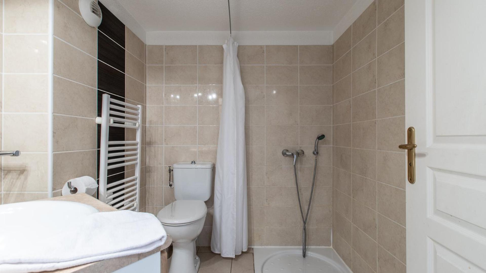 Two-Bedroom Apartment (6 Adults) Disability Access photo 2