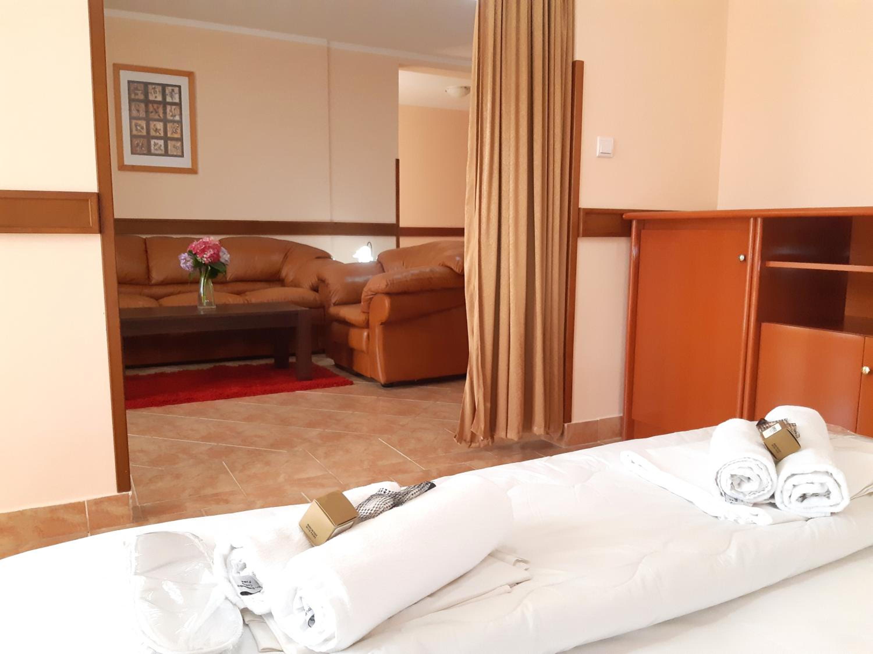 Suite with Balcony and Sea View - Photo 13