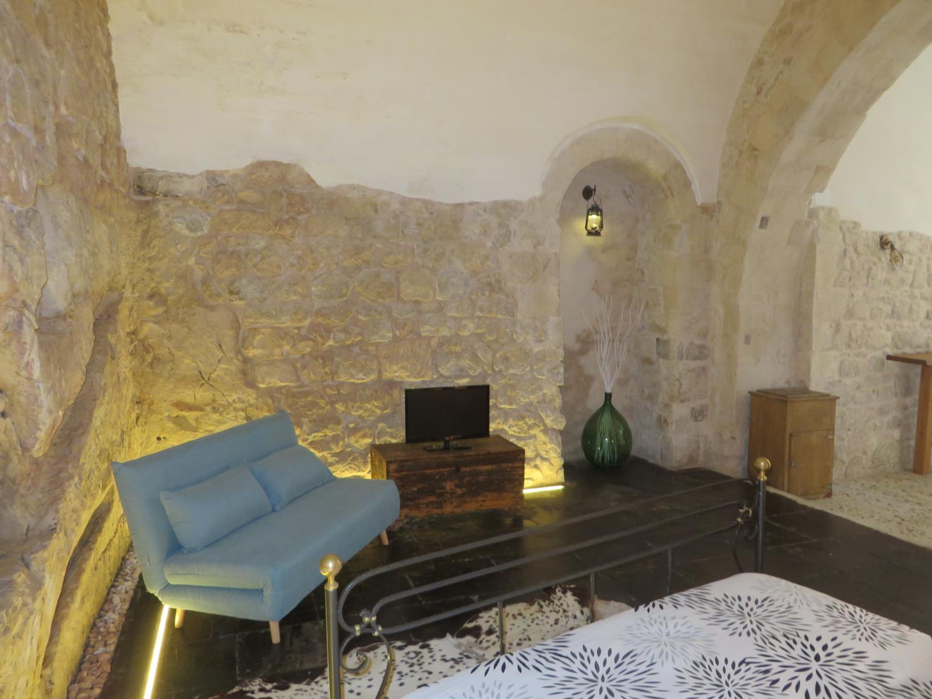Studio Apartment - Photo 14