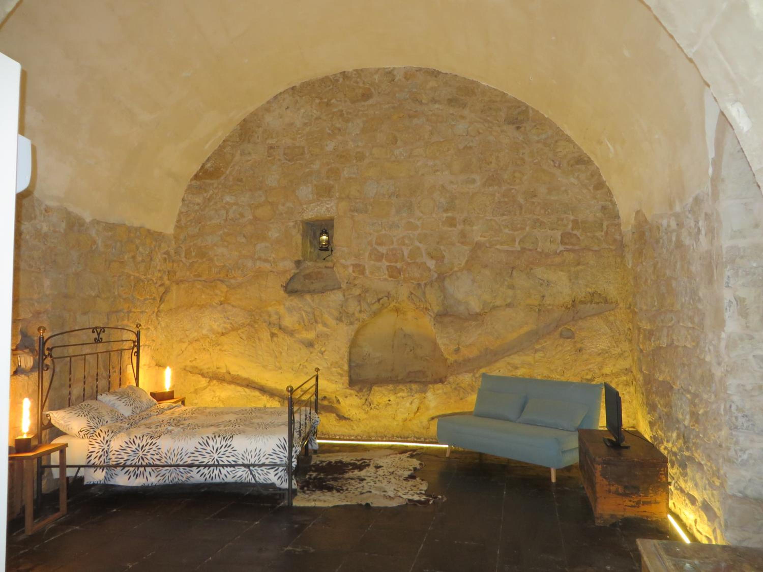 Studio Apartment - Photo 15