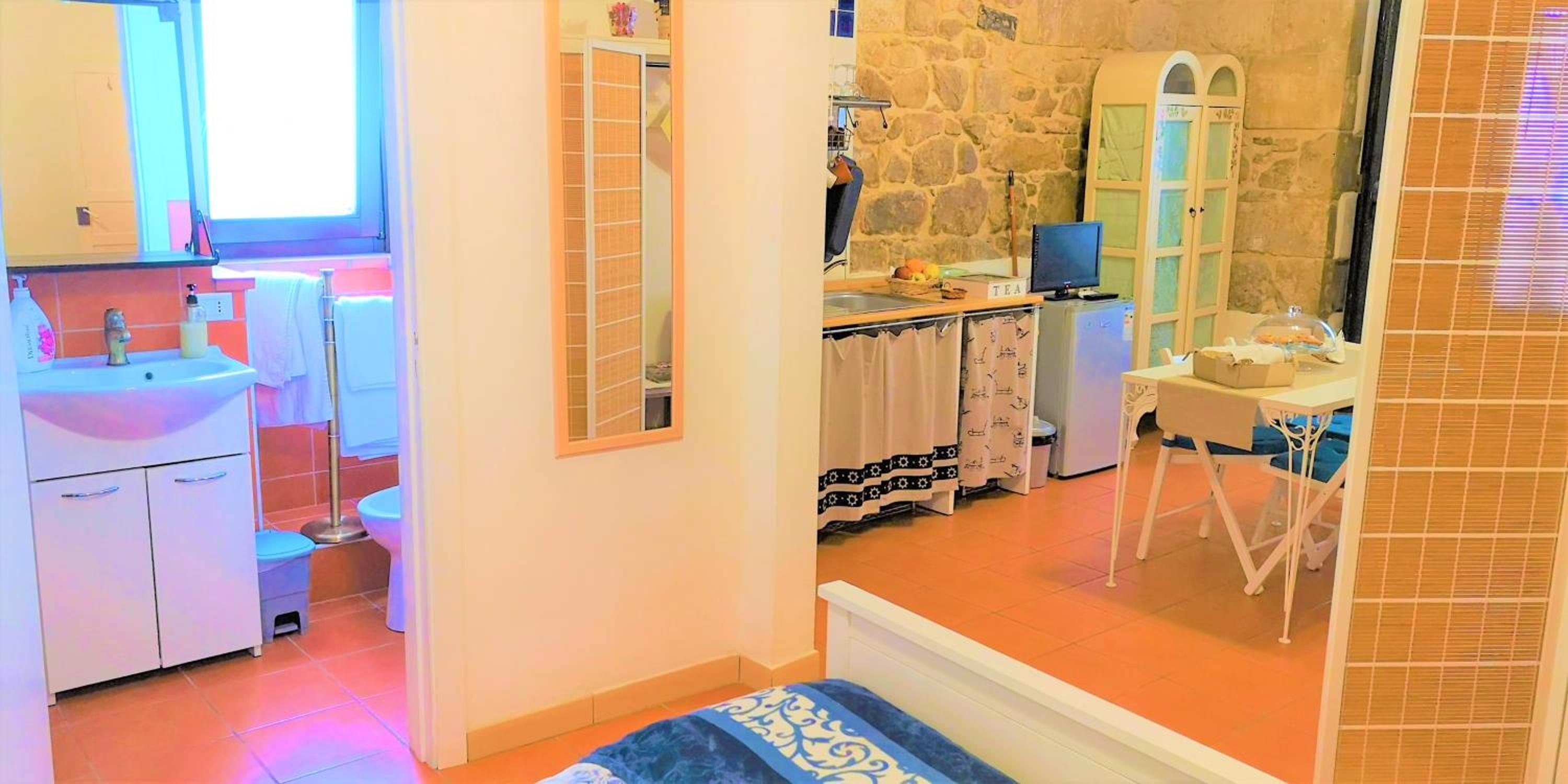 Large Studio - Separate Entrance - Photo 8