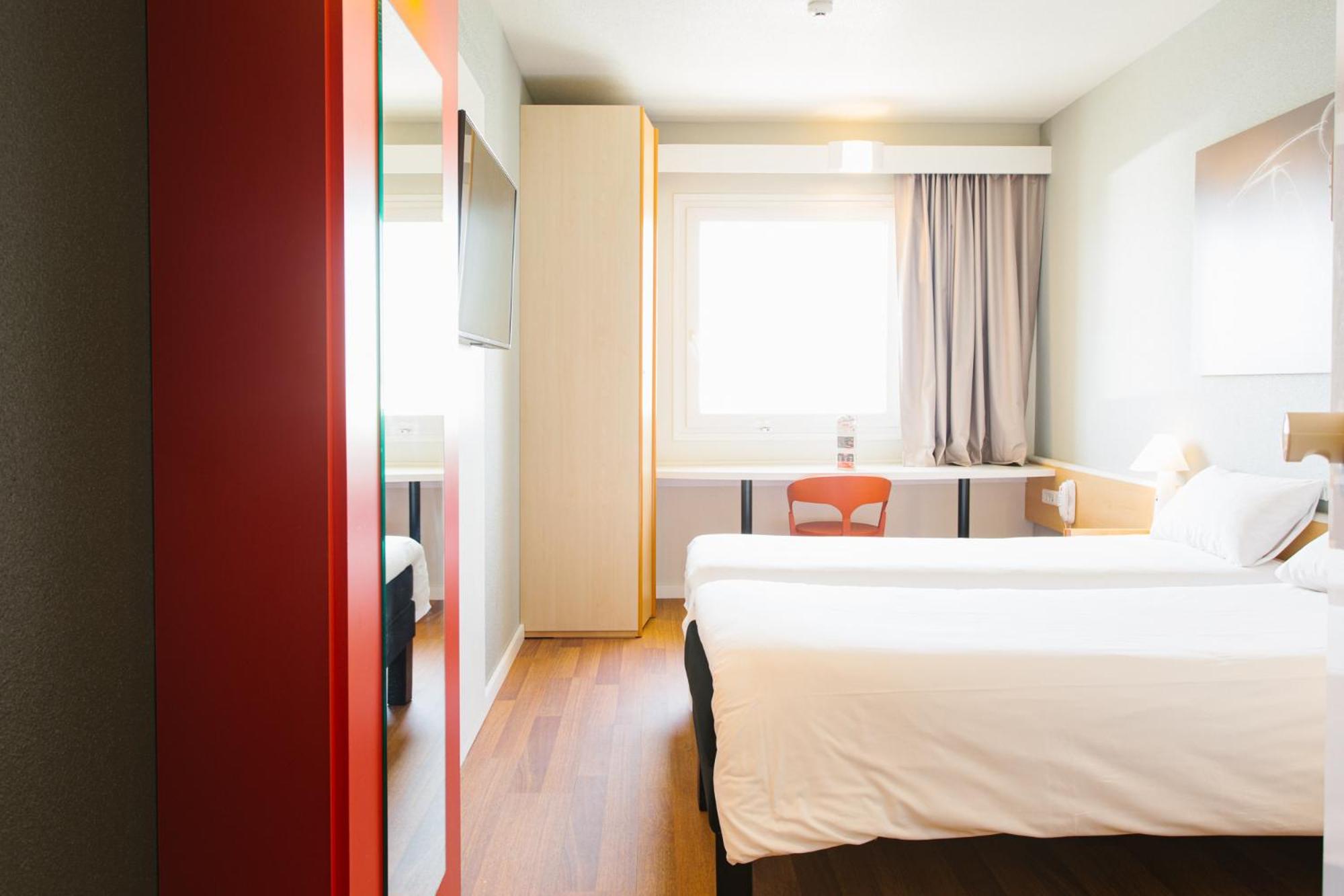 Twin Room - Photo 2