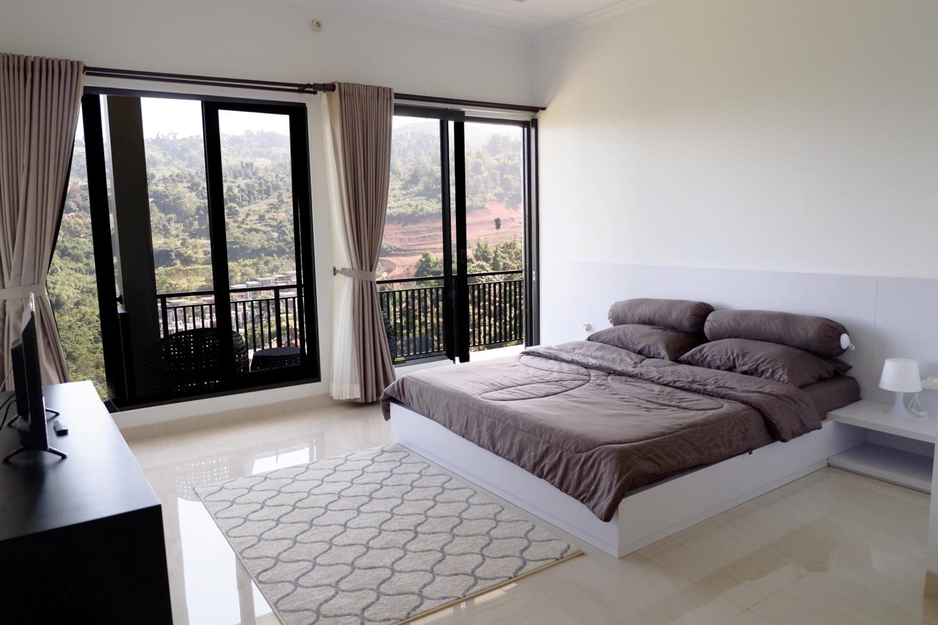 Three-Bedroom Villa - Photo 9
