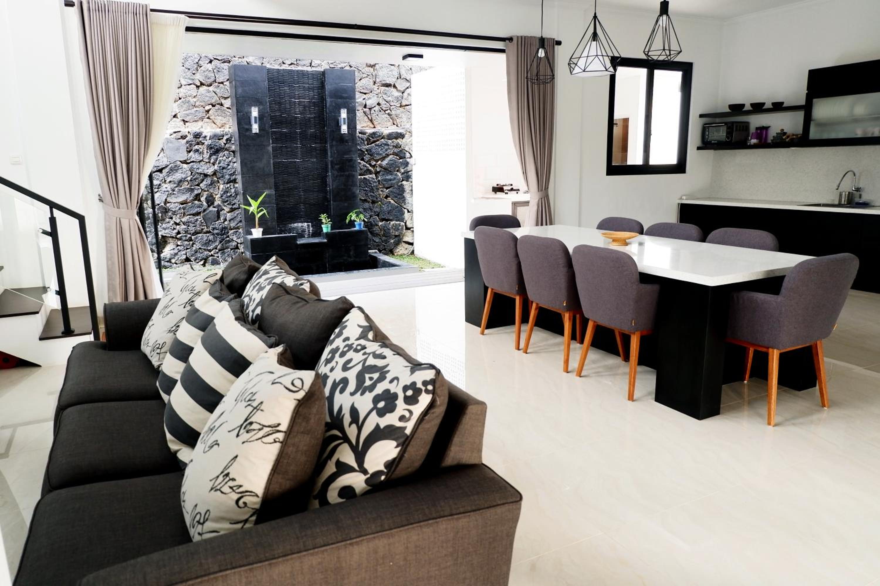 Three-Bedroom Villa - Photo 7