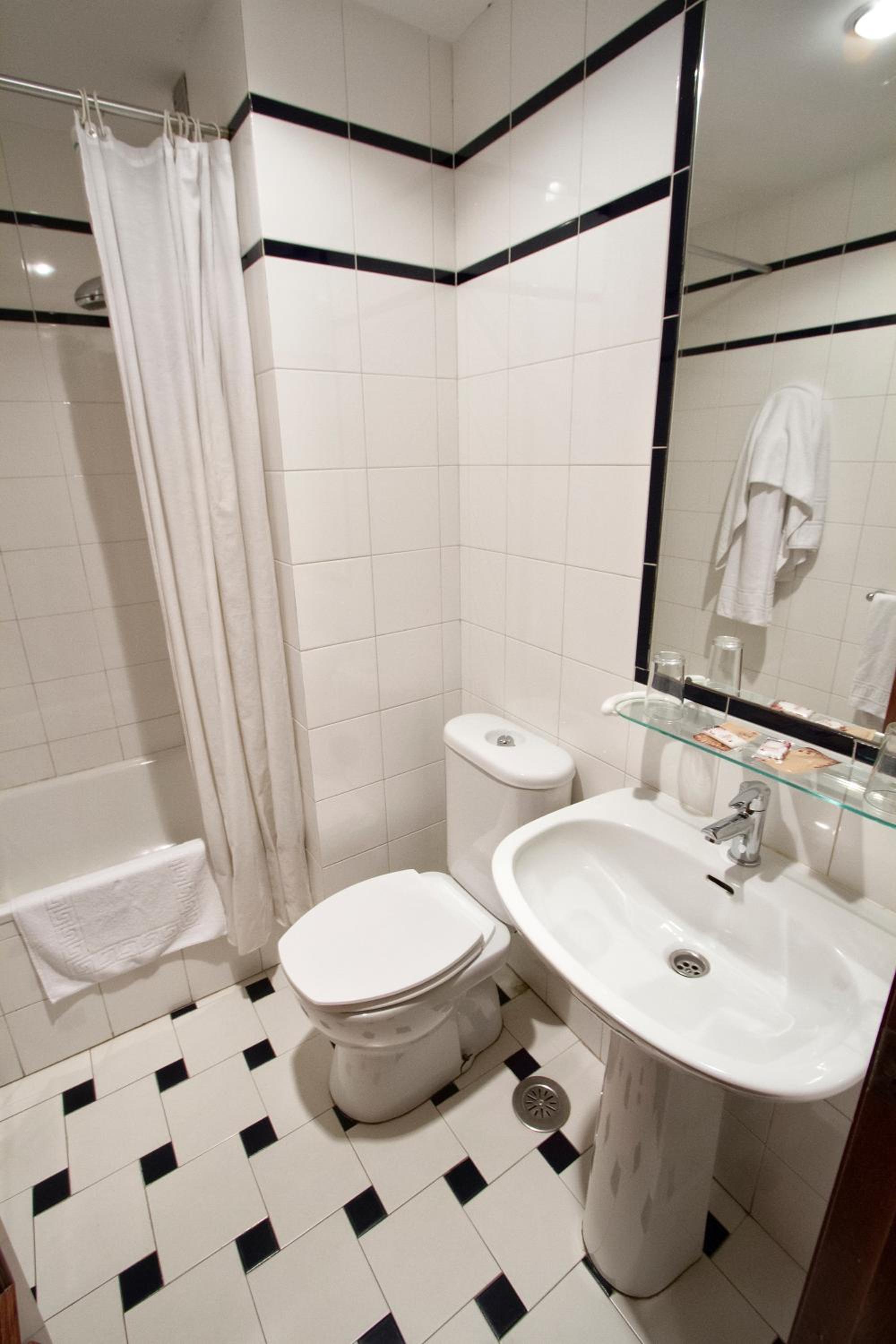 Double or Twin Room - Photo 19