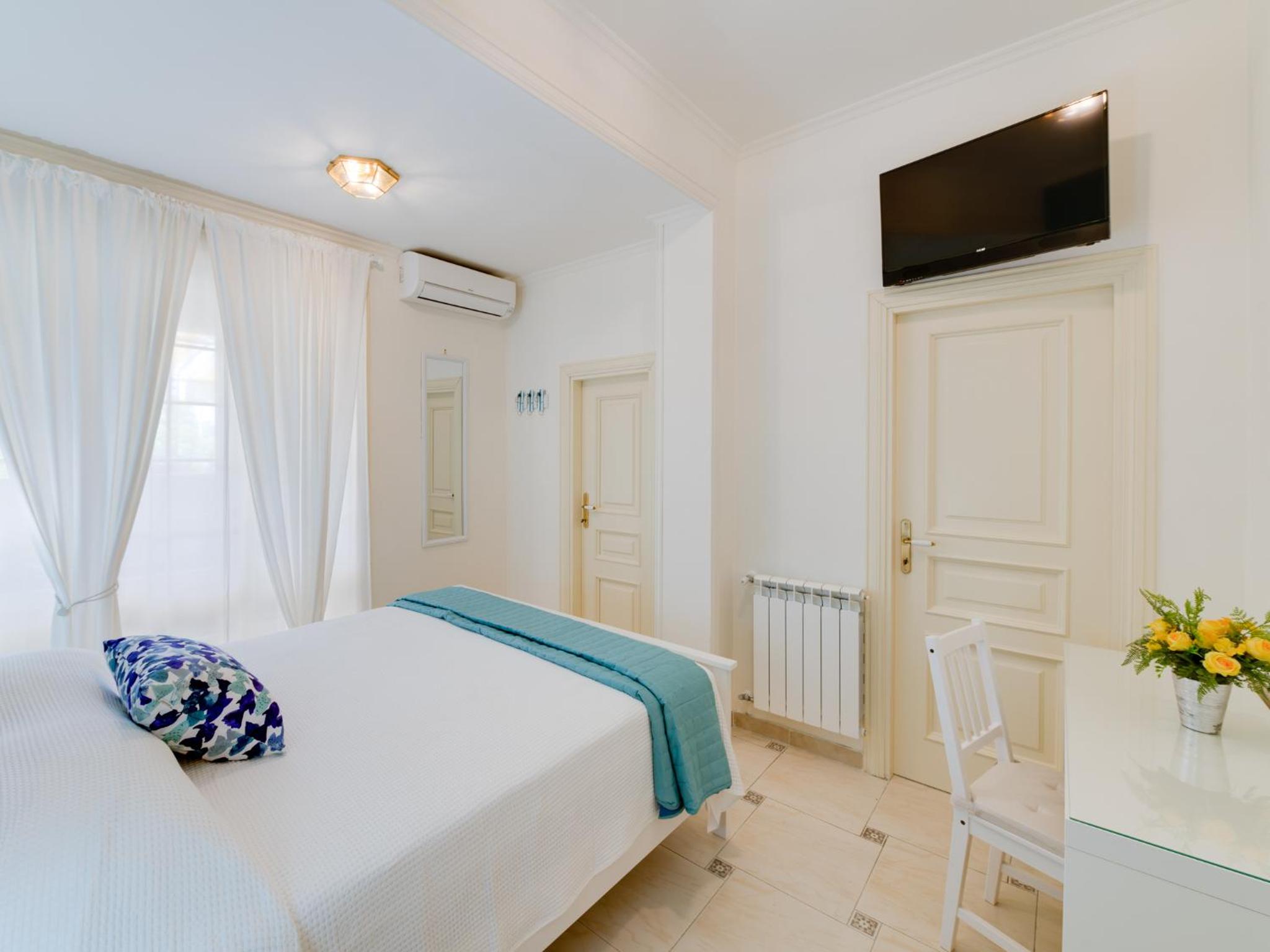 Double Room with Balcony - Photo 7