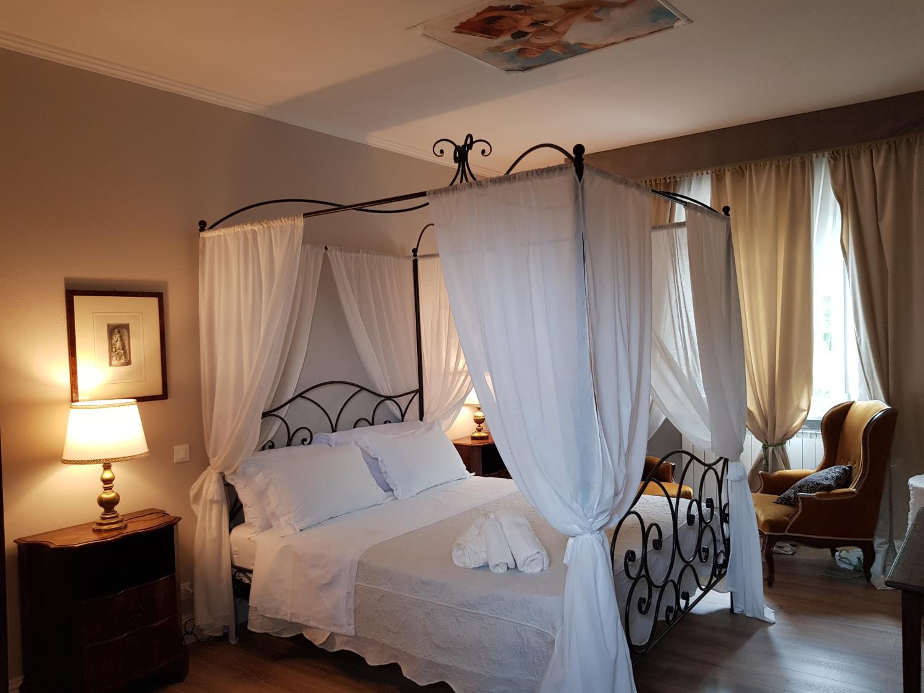 Deluxe King Room - Photo 6