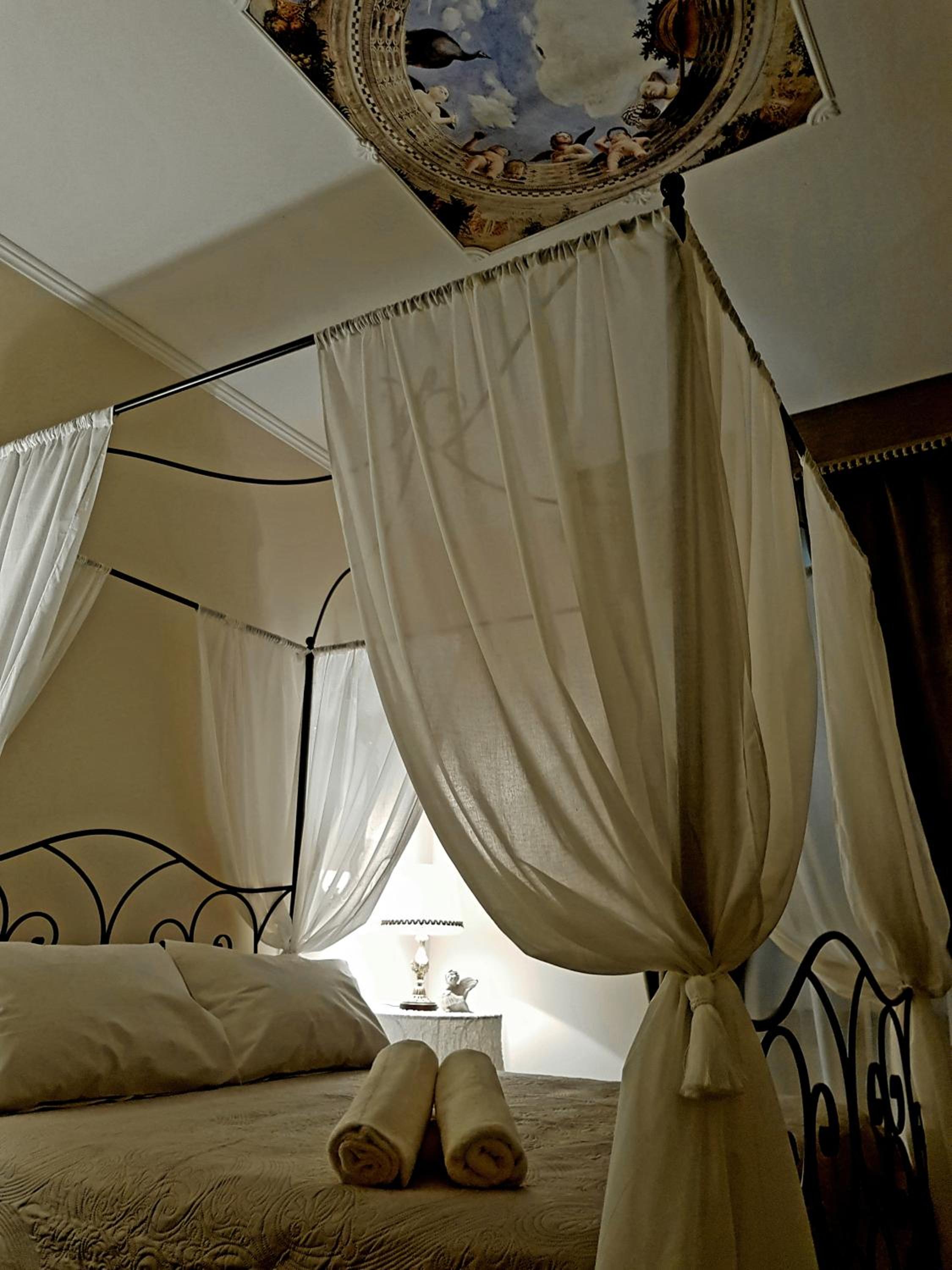 Deluxe King Room - Photo 5