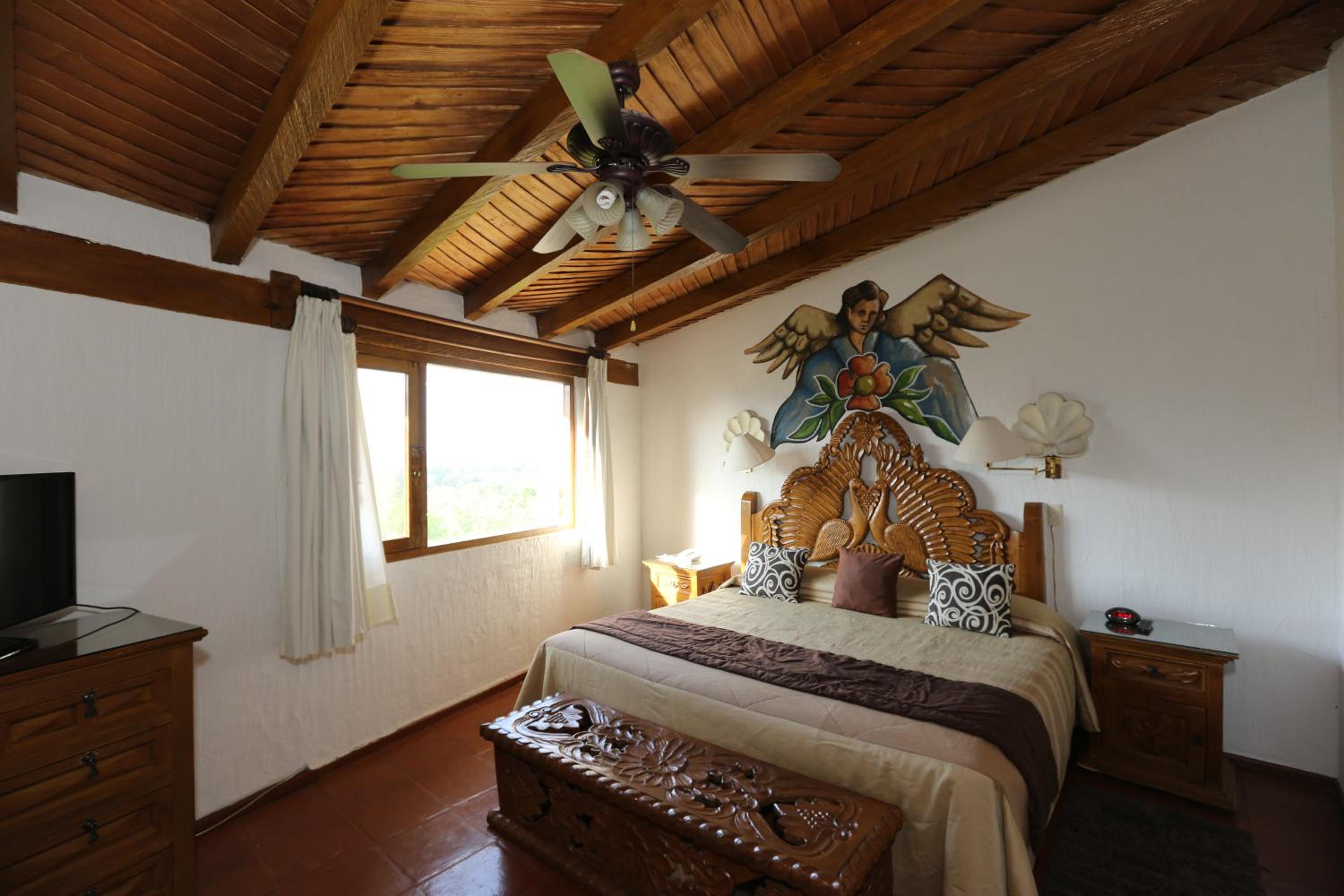 Standard Queen Room - Photo 7