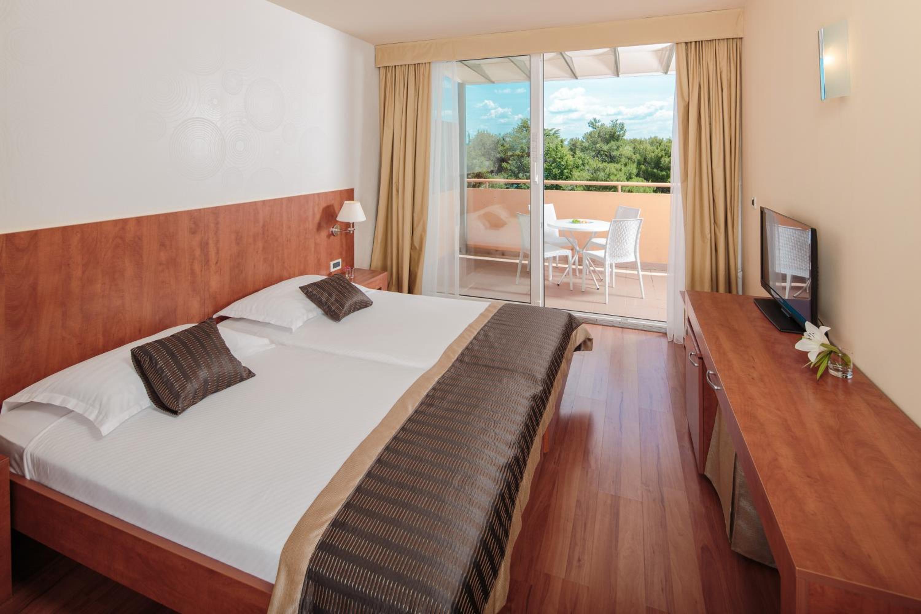 Classic Room with Balcony - Park Side - Photo 2