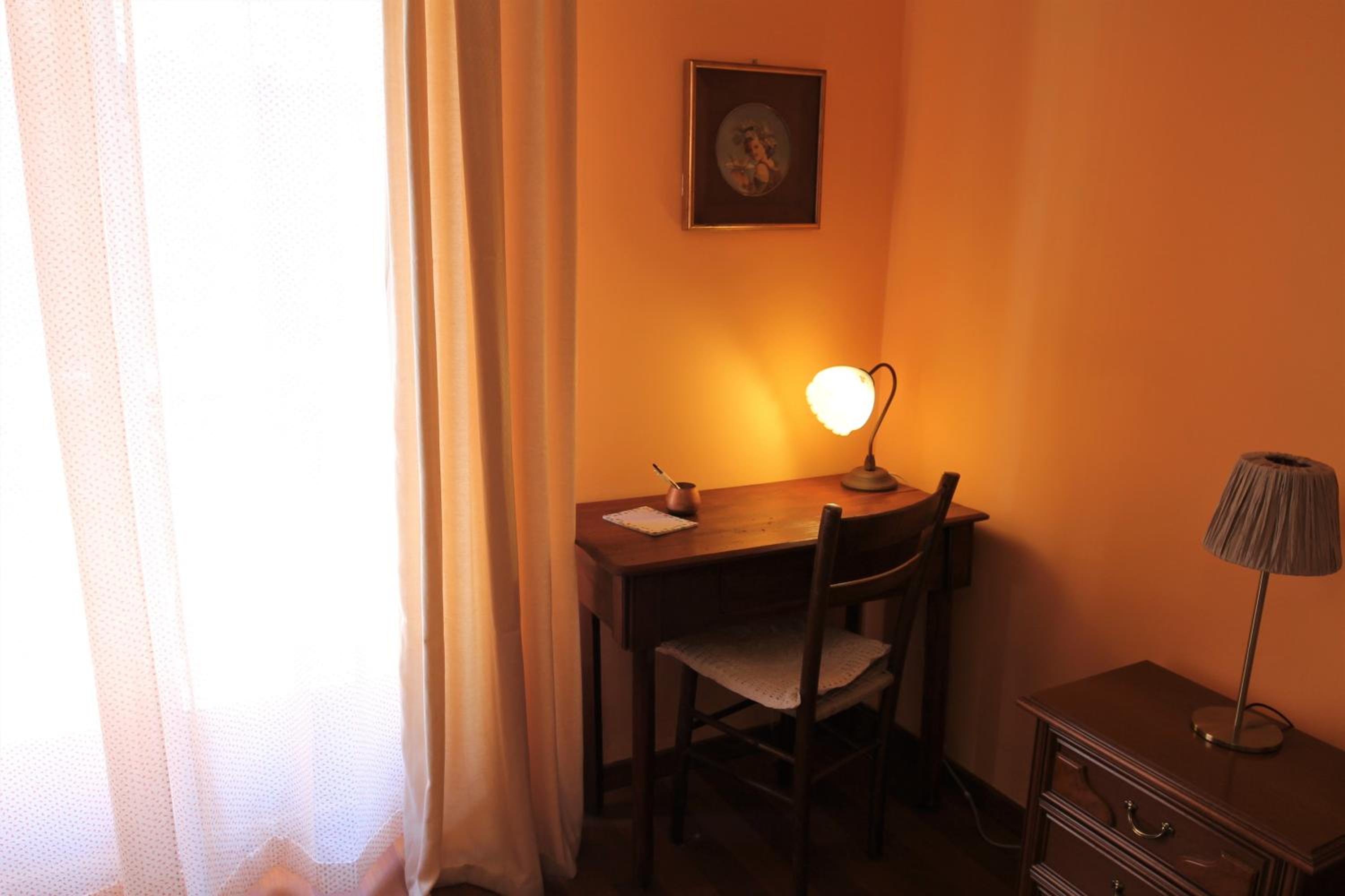 Large Double Room - Photo 5