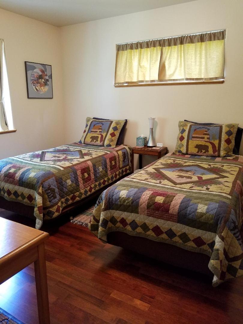 Twin Room with Bathroom - Non-Smoking photo 2