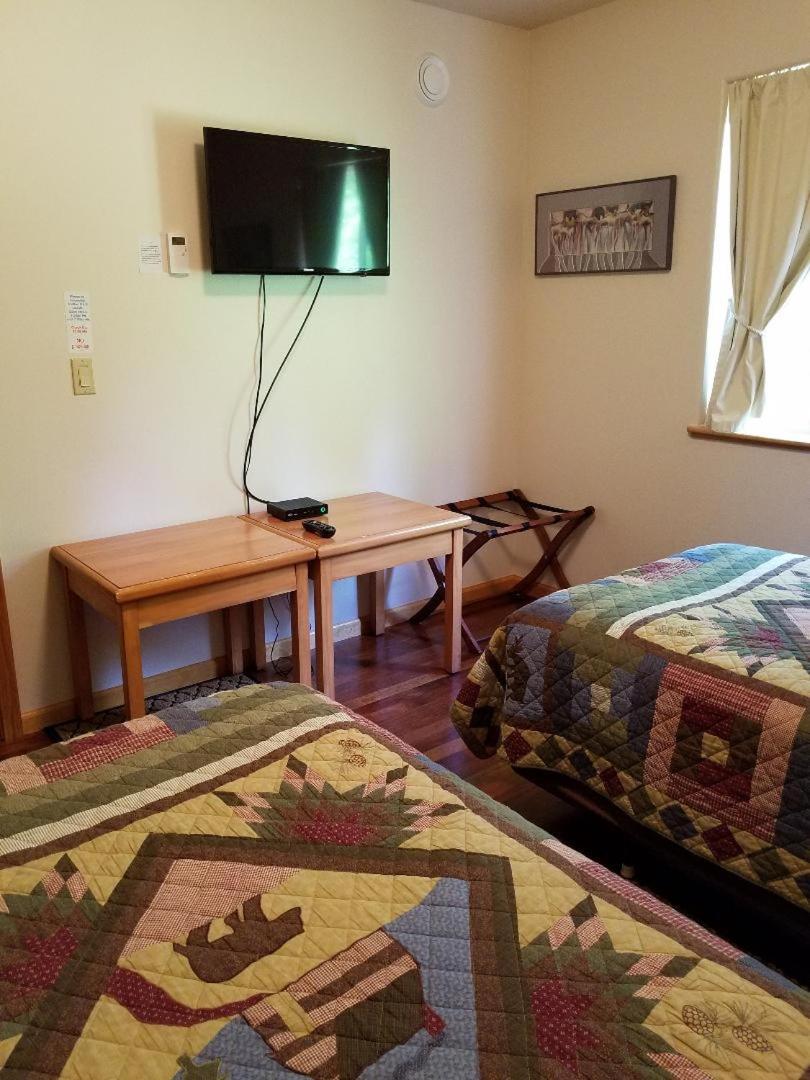 Twin Room with Bathroom - Non-Smoking