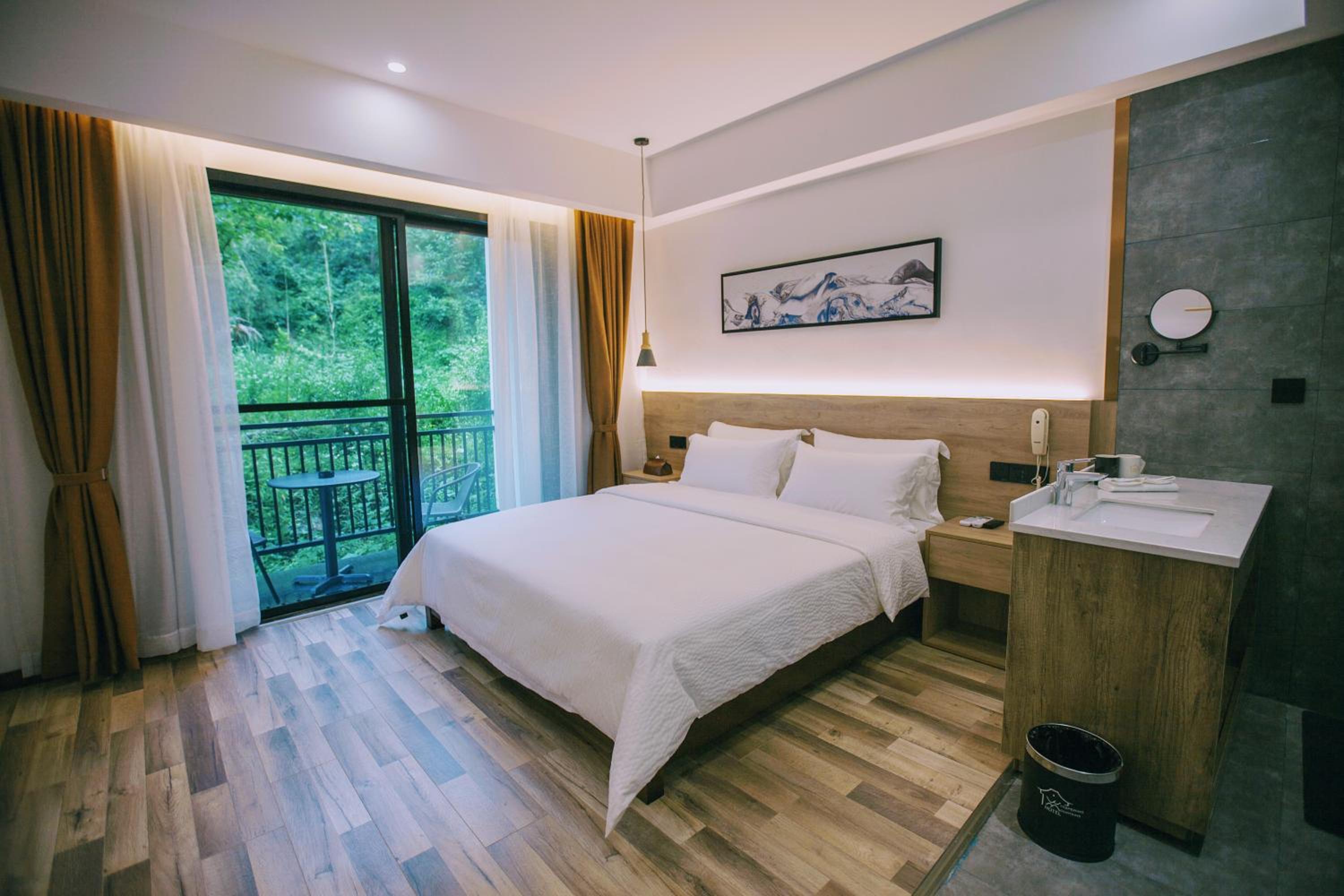 Whispering Mountain - Double Room with Balcony