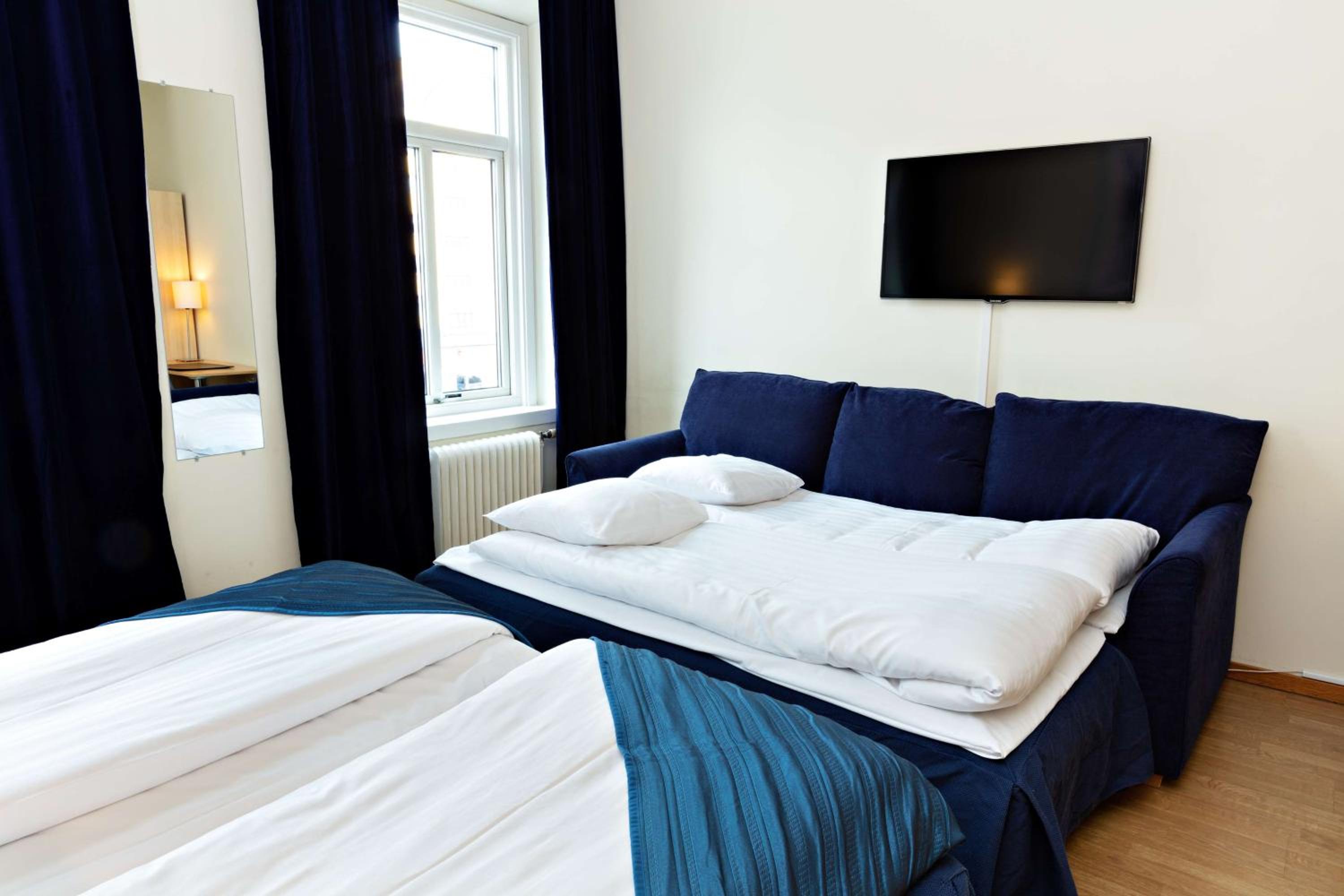 Family Room with Two Single Beds and Sofa Bed - Non-Smoking - Photo 2