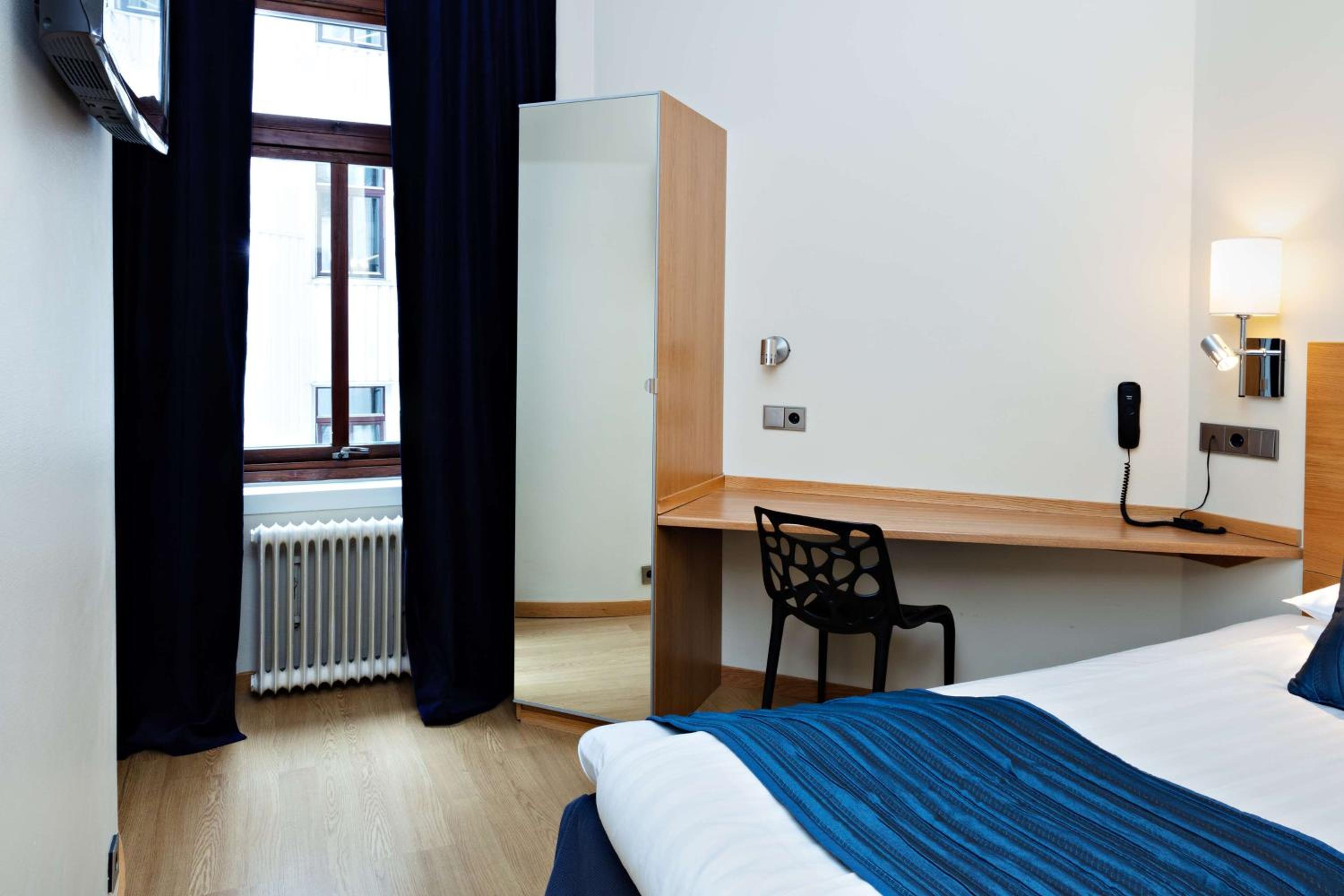 Economy Double Room - 140cm bed - Photo 1