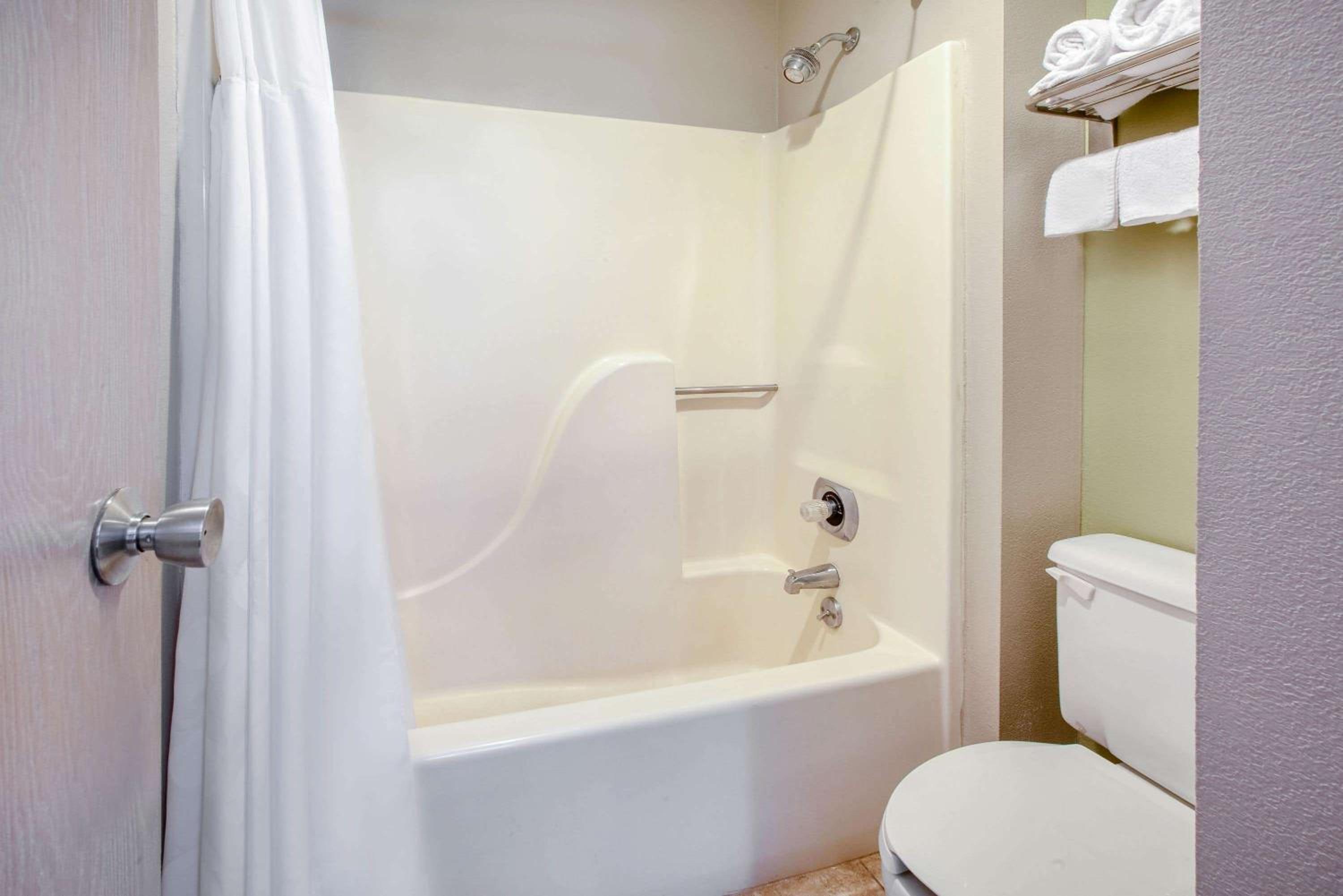 King Suite- Non-Smoking - Photo 2