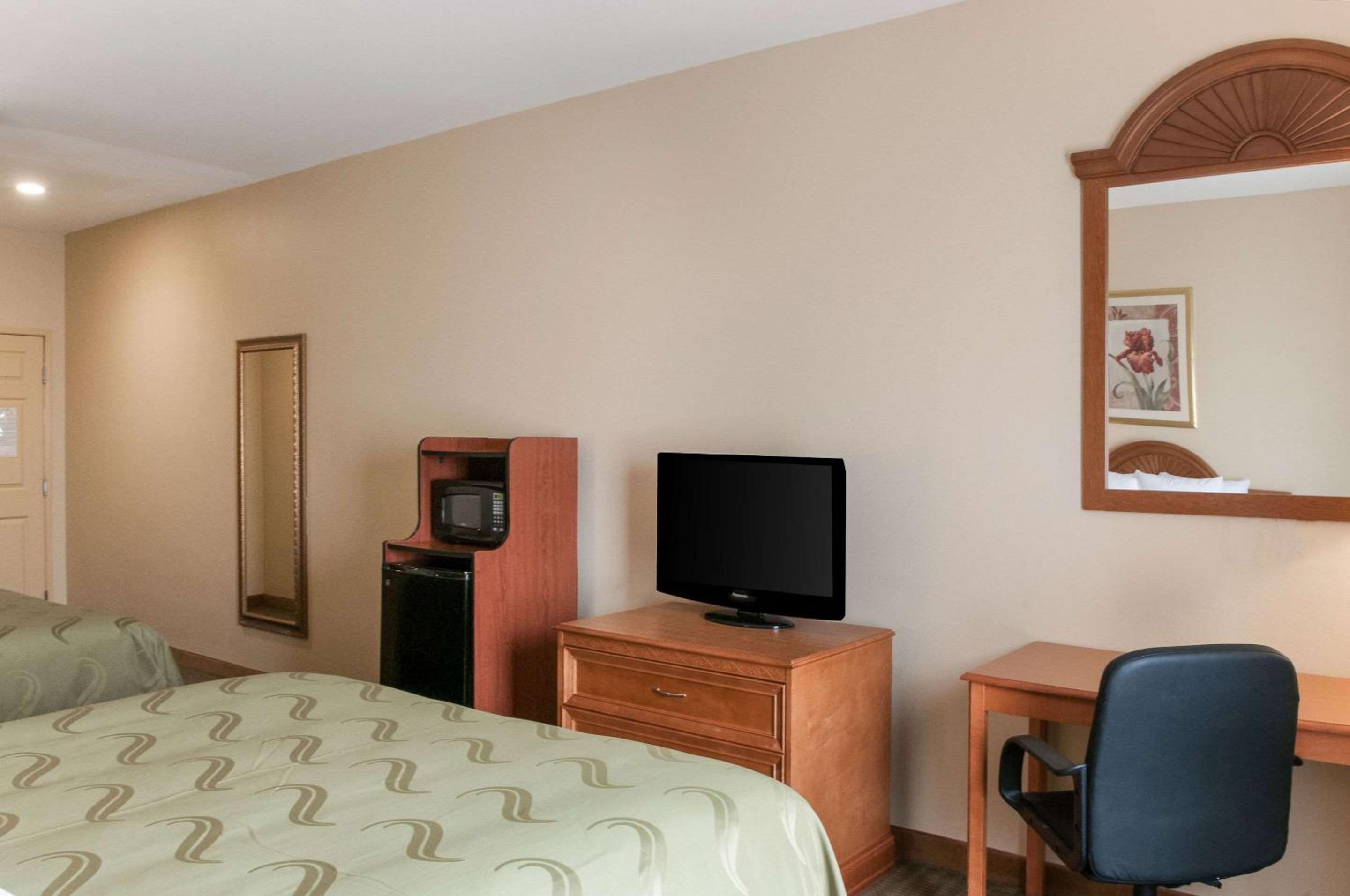 Queen Room with Two Queen Beds - Non-Smoking - Photo 1