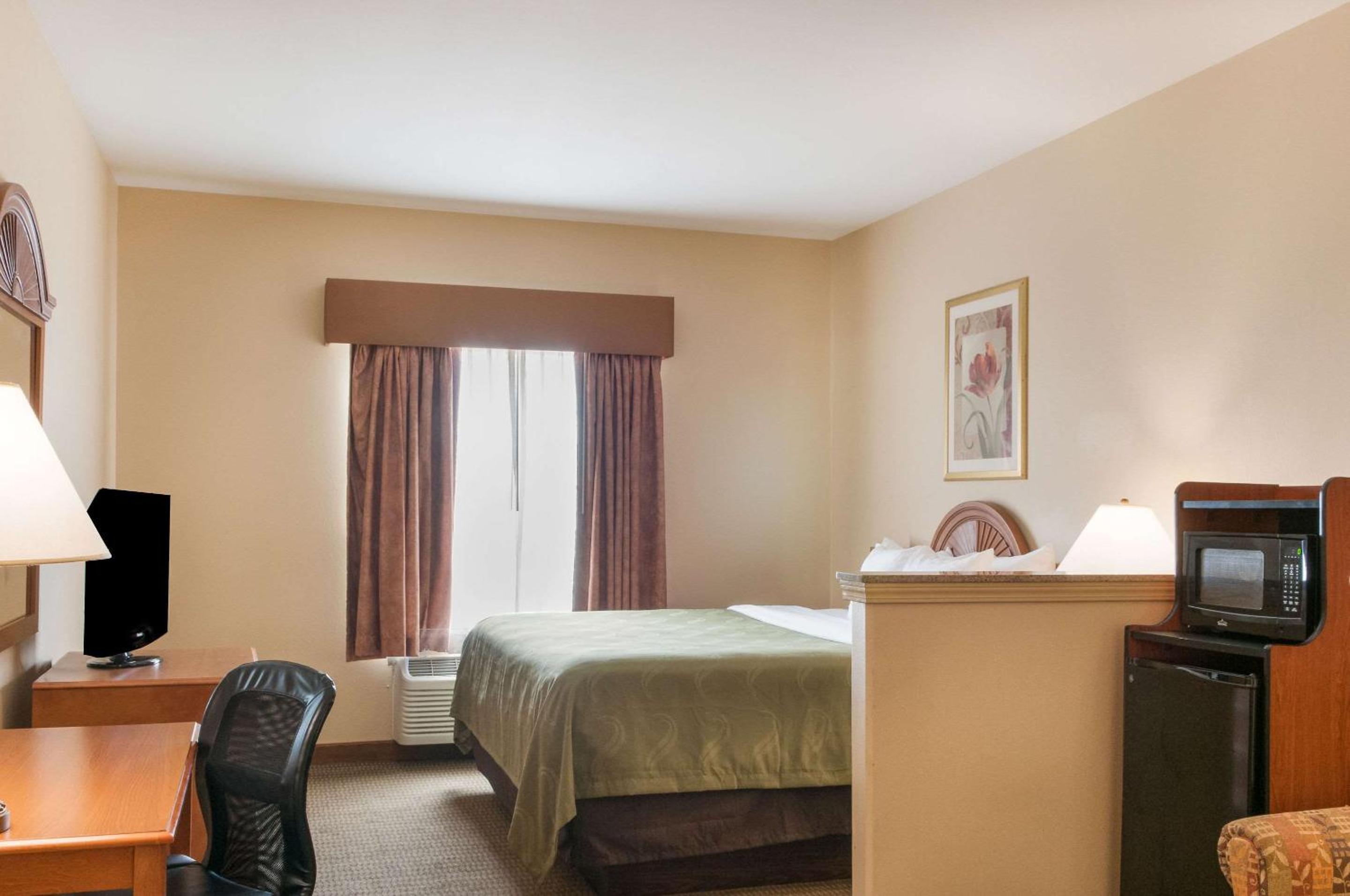 King Suite - Non-Smoking - Photo 1