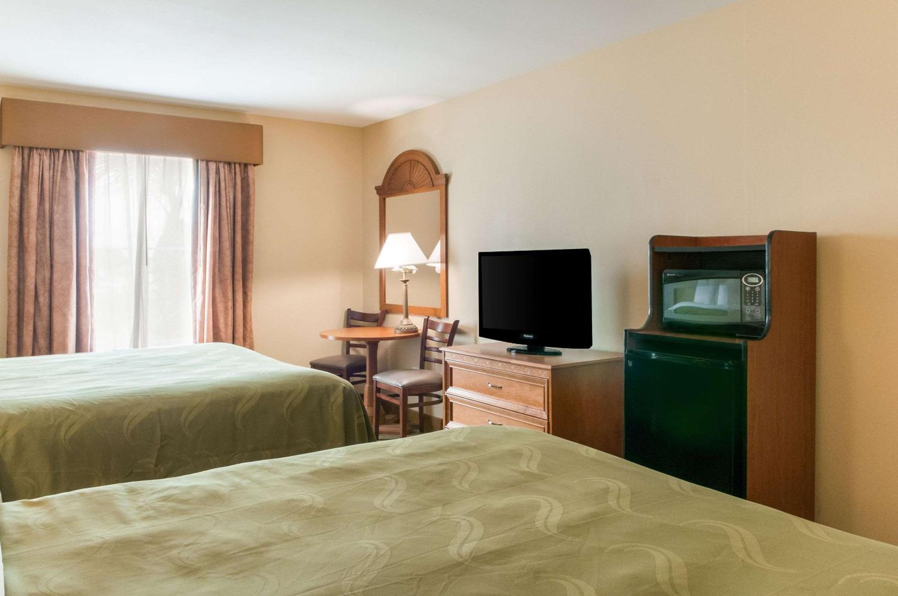 Queen Room with Two Queen Beds - Non-Smoking - Photo 3