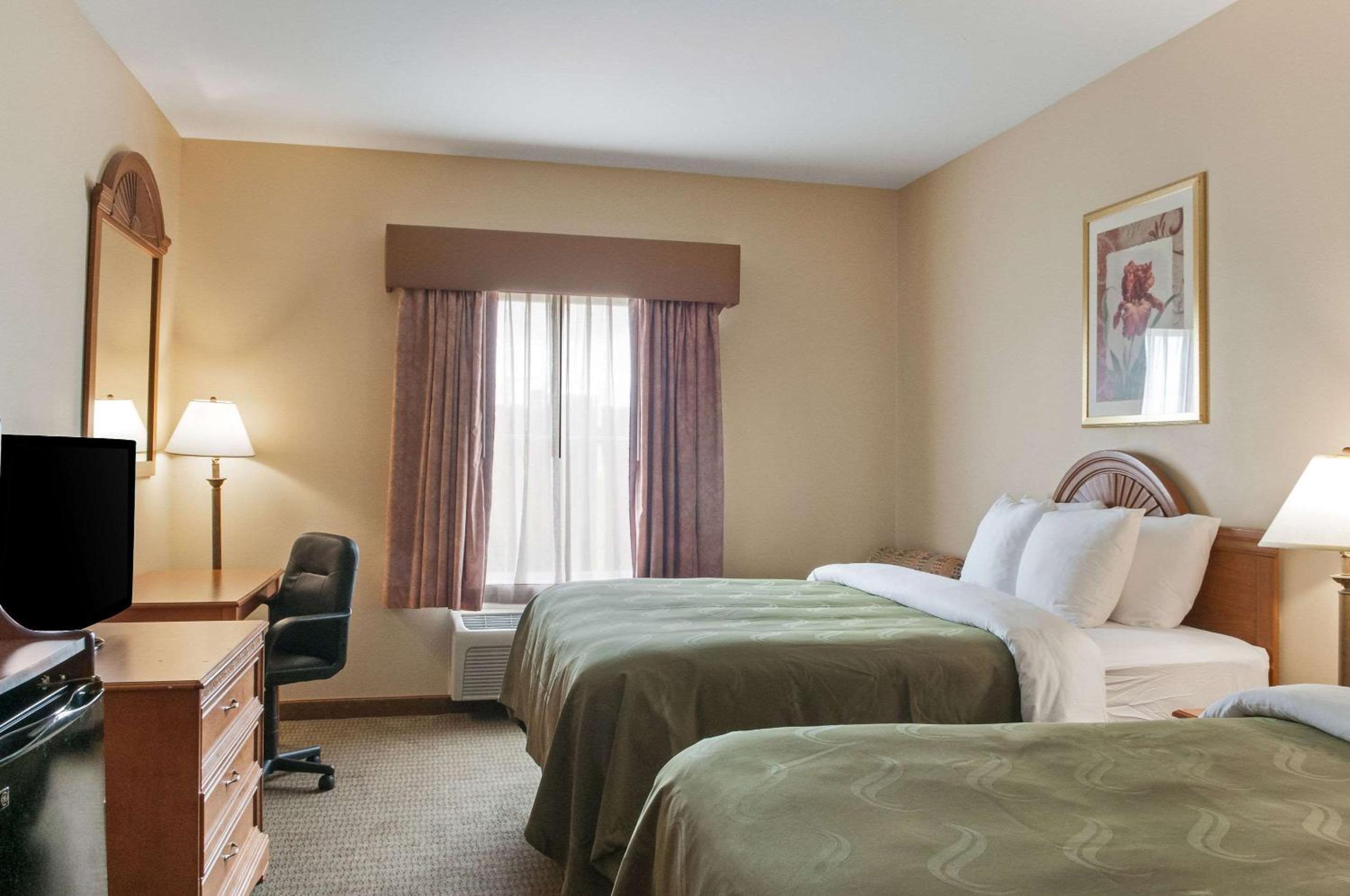 Queen Room with Two Queen Beds - Non-Smoking - Photo 4