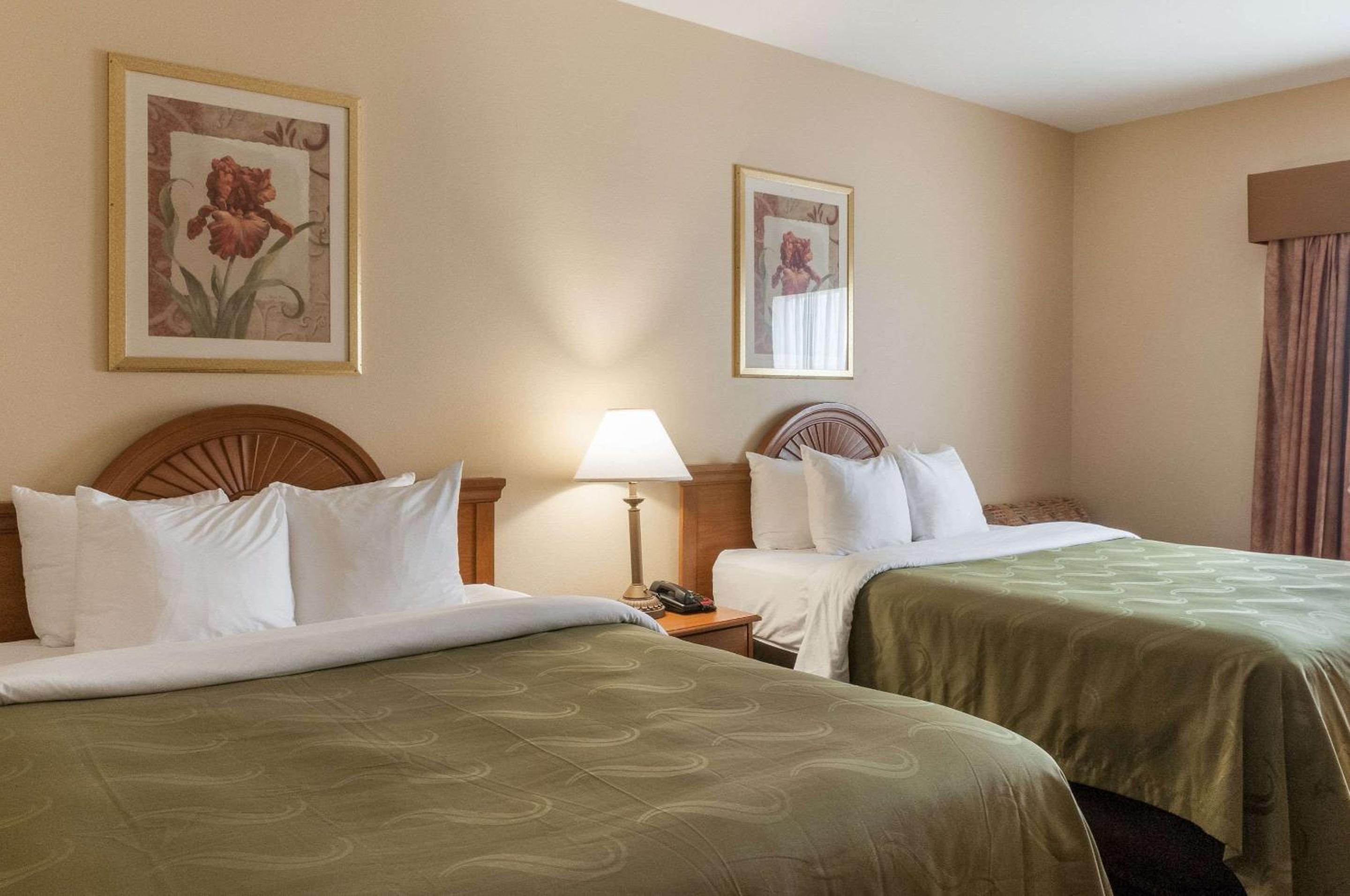 Queen Room with Two Queen Beds - Non-Smoking - Photo 5