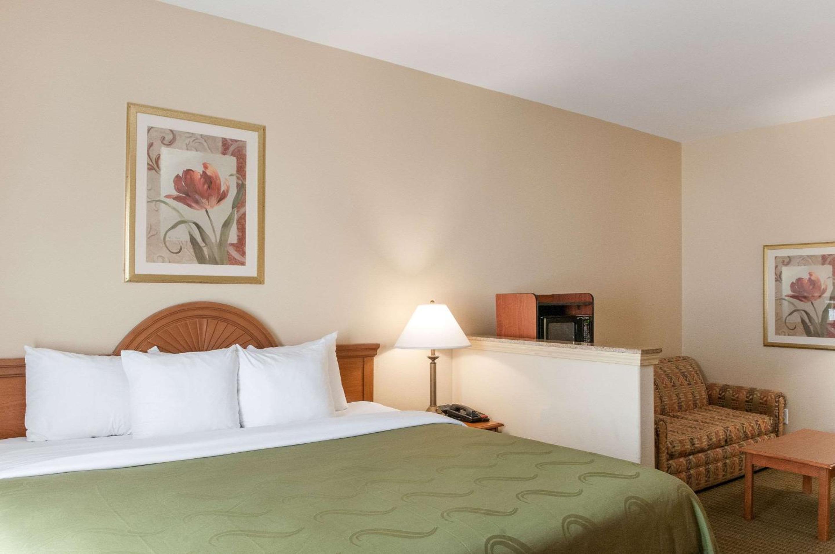 King Suite - Non-Smoking - Photo 2