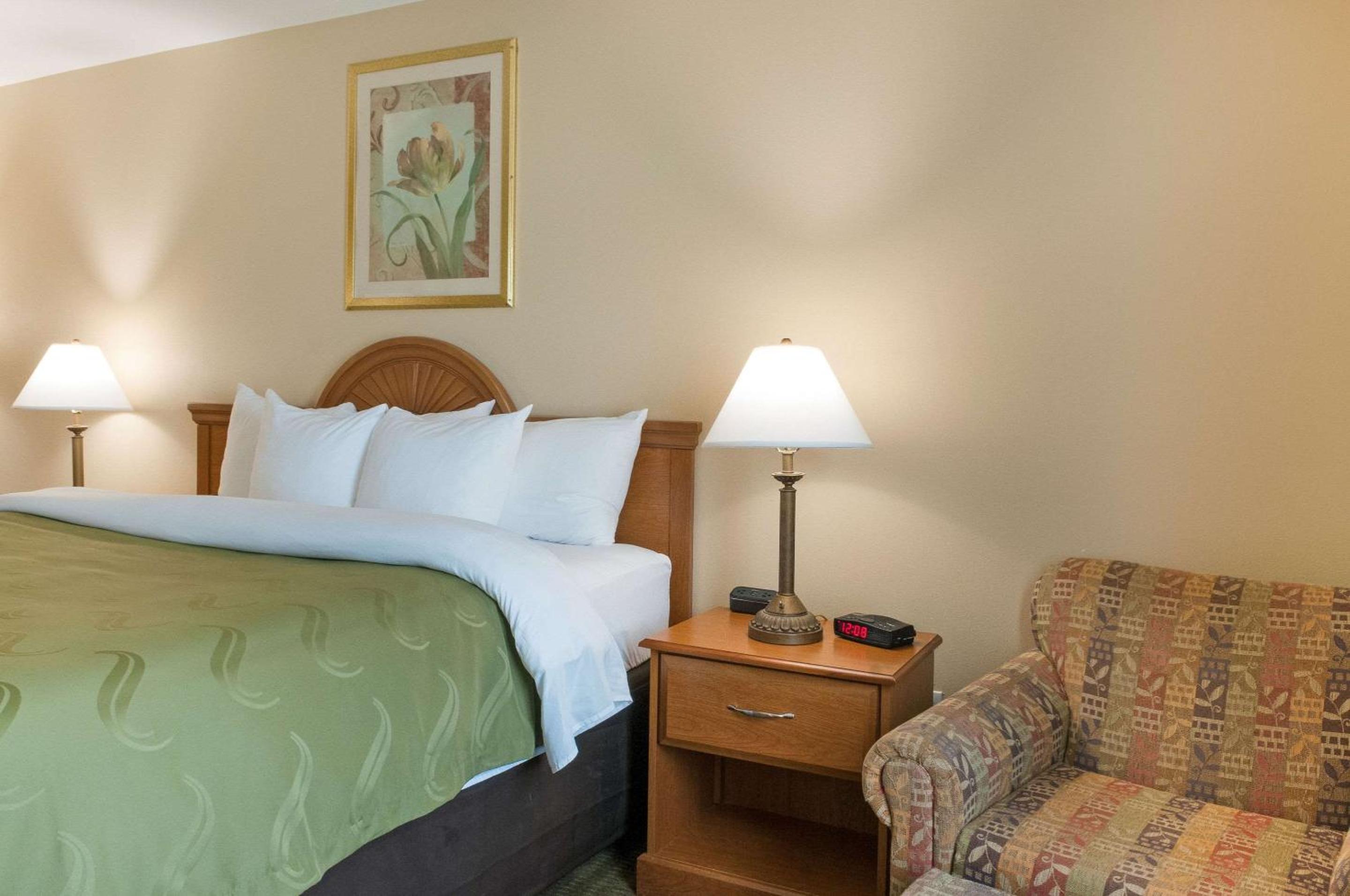 King Room - Non-Smoking - Photo 4