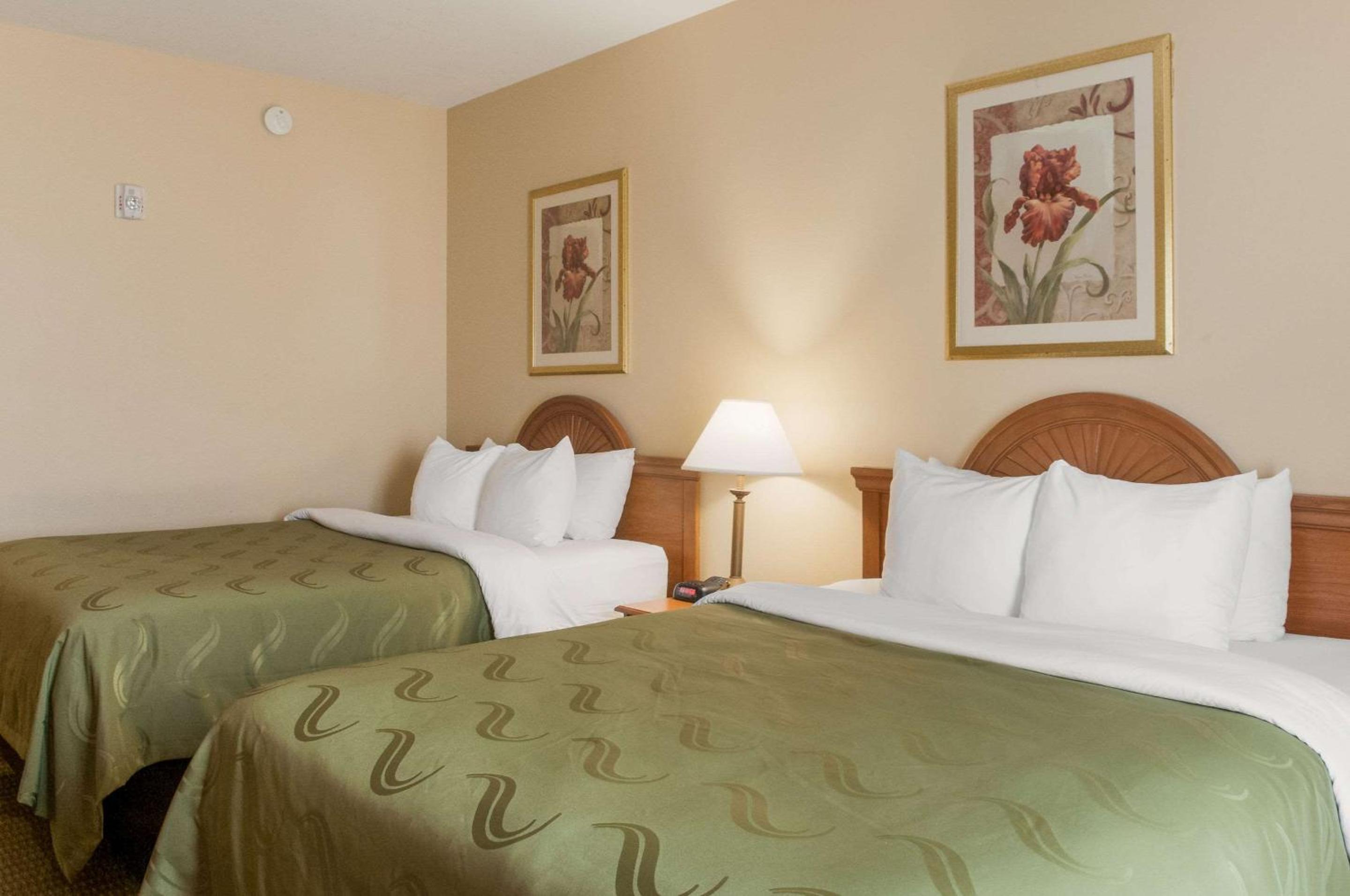 Queen Room with Two Queen Beds - Non-Smoking - Photo 6