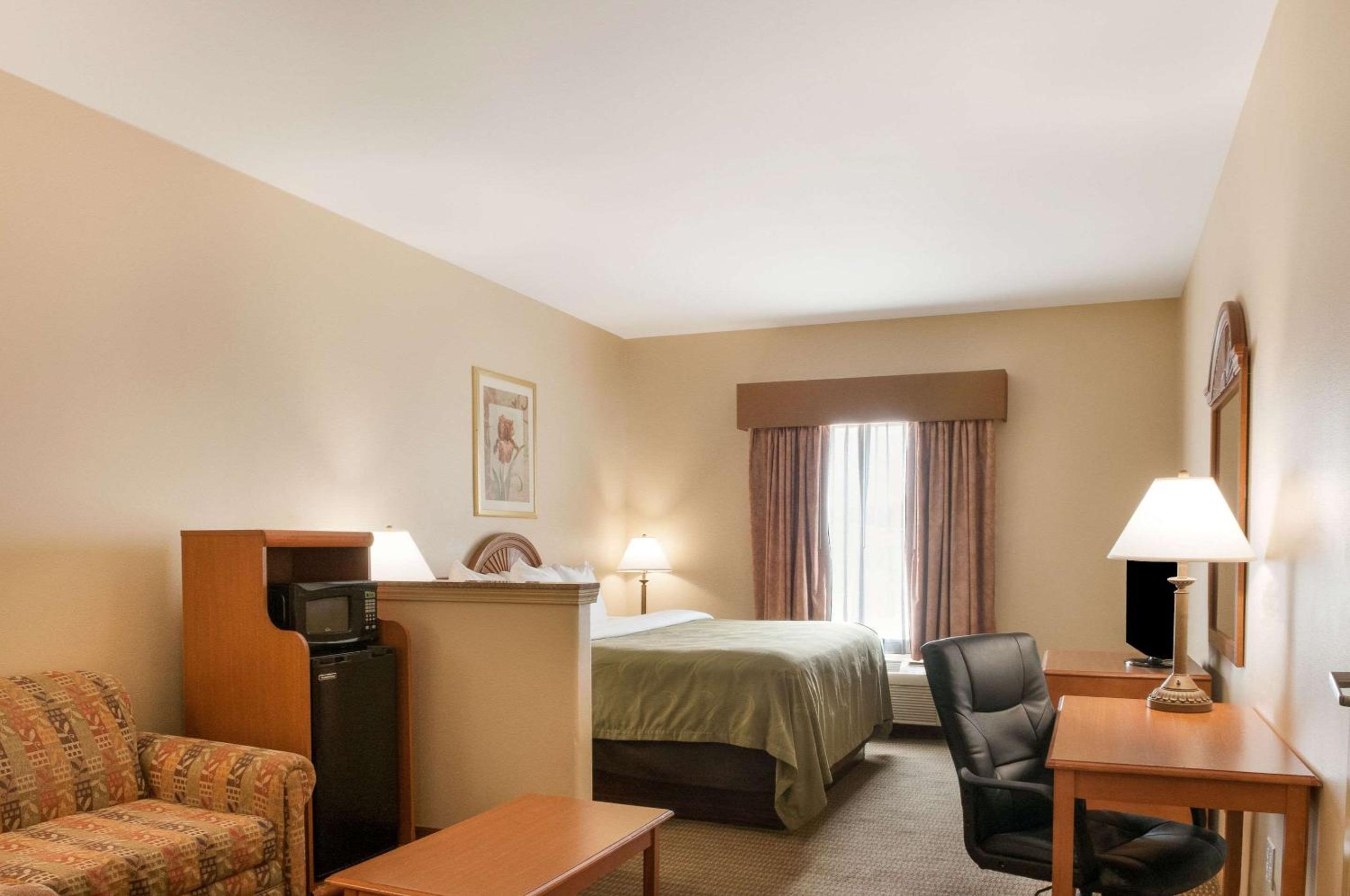 King Suite - Non-Smoking - Photo 10