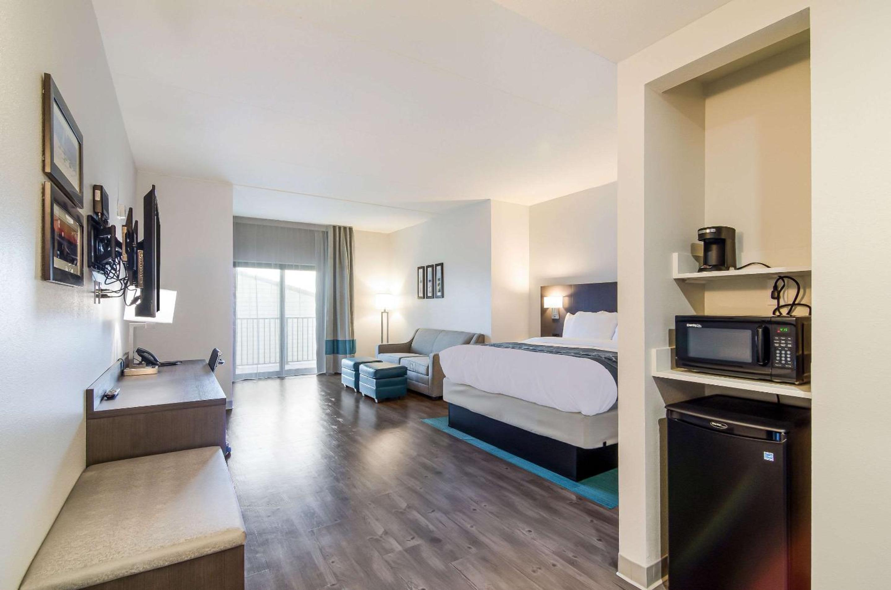 King Suite with Balcony - Accessible/Non-Smoking - Photo 1
